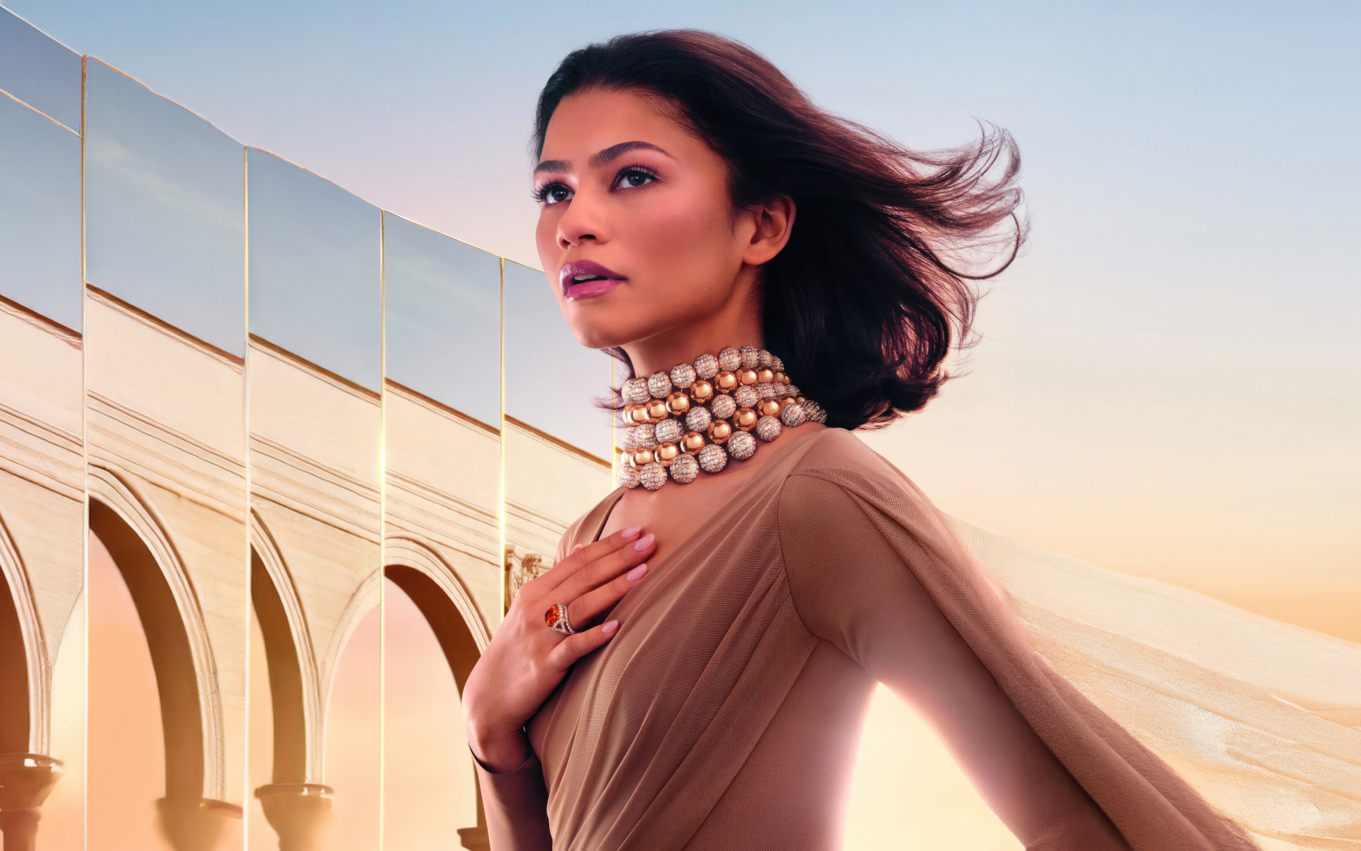 Актриса Зендая с украшениями на шее