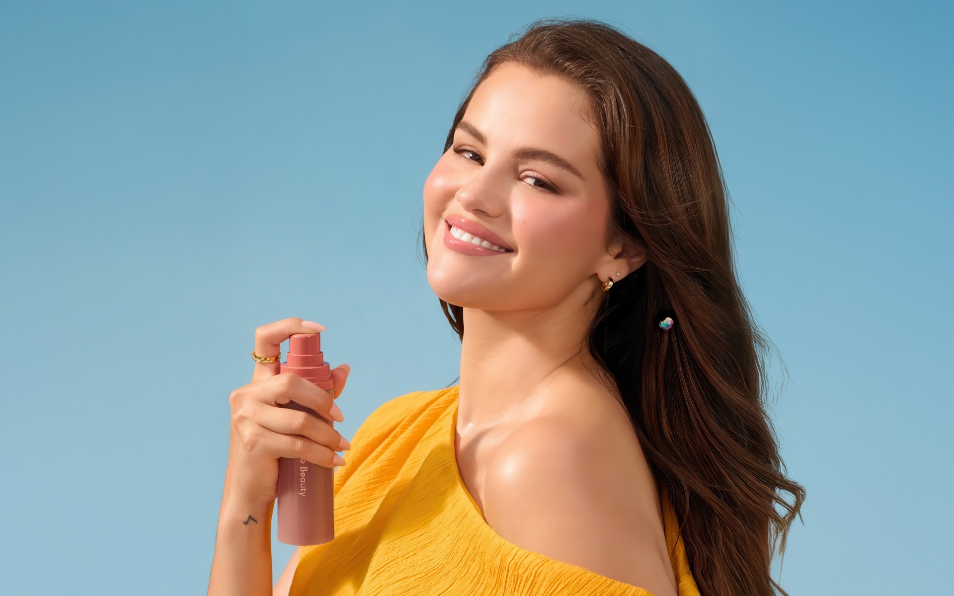 Актриса и певица Селена Гомес со спреем в руках