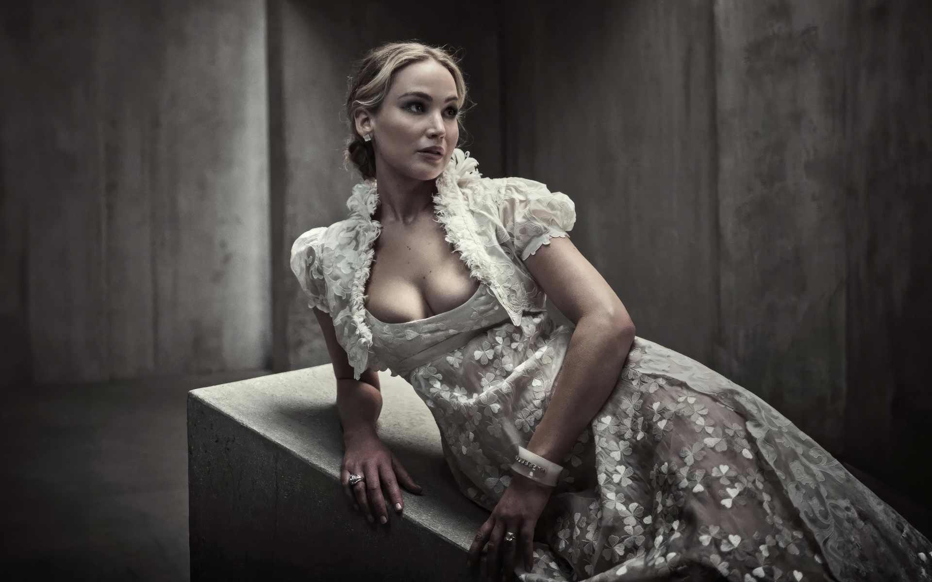 Американская актриса Дженнифер Лоуренс  в красивом платье