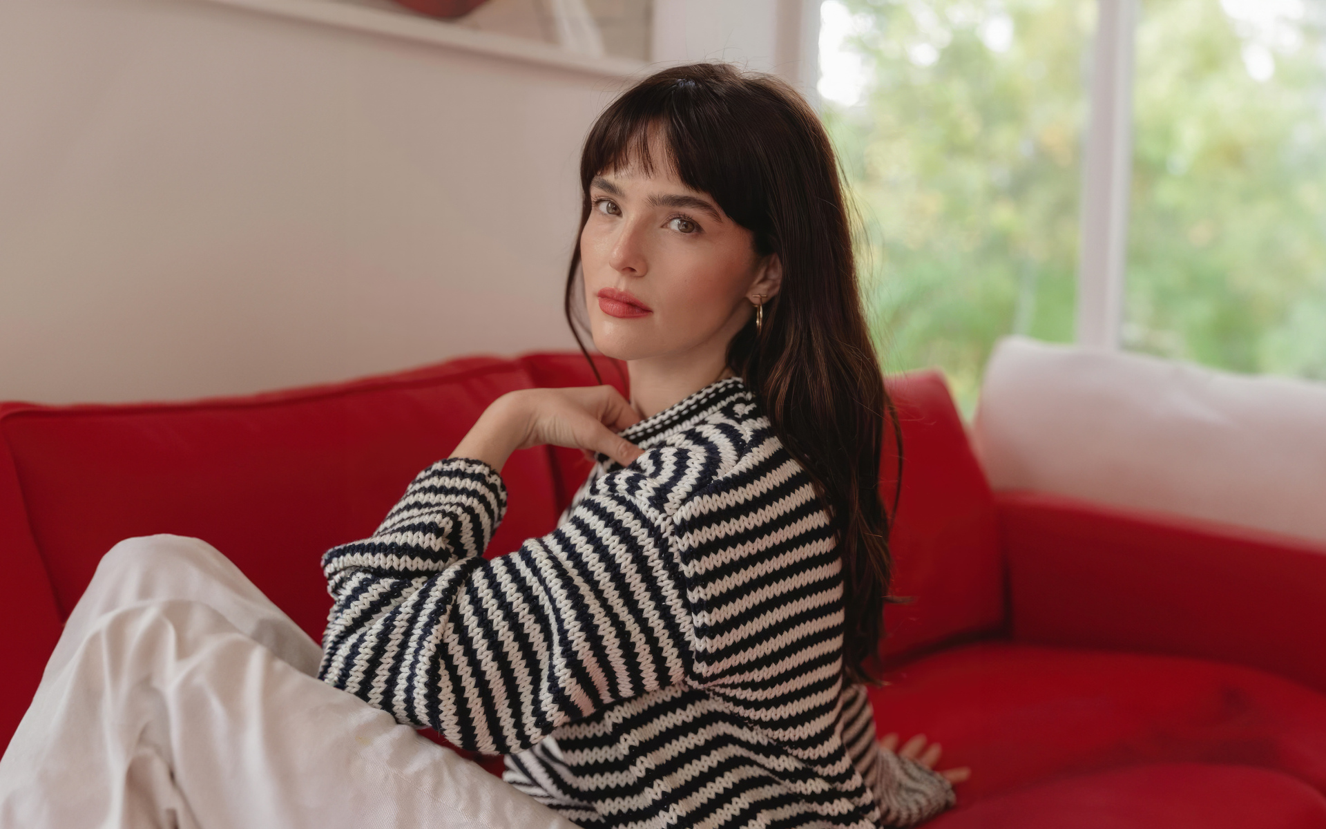 Американская актриса Зои Дойч в полосатом свитере