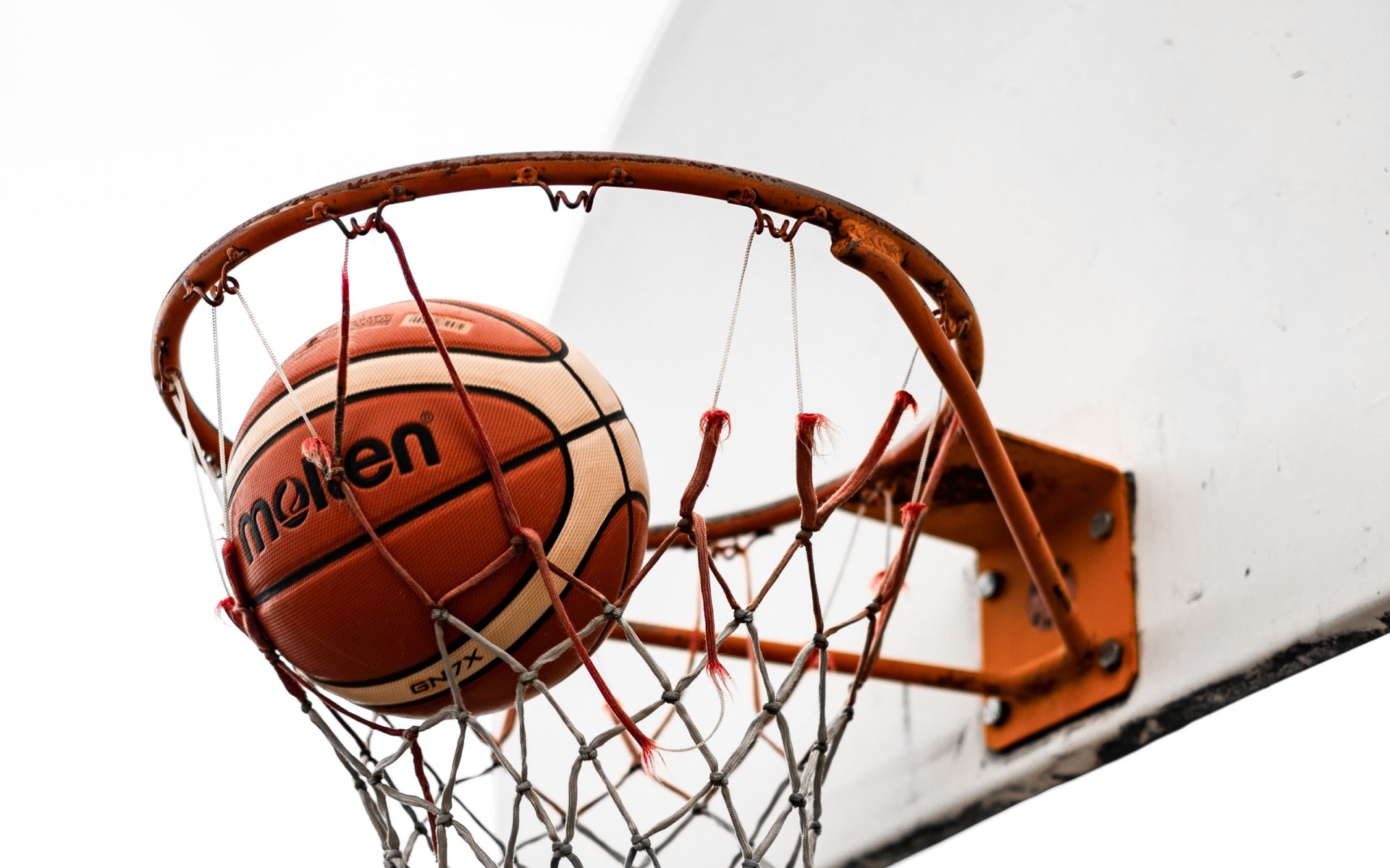 Мяч в сетке баскетбольного кольца