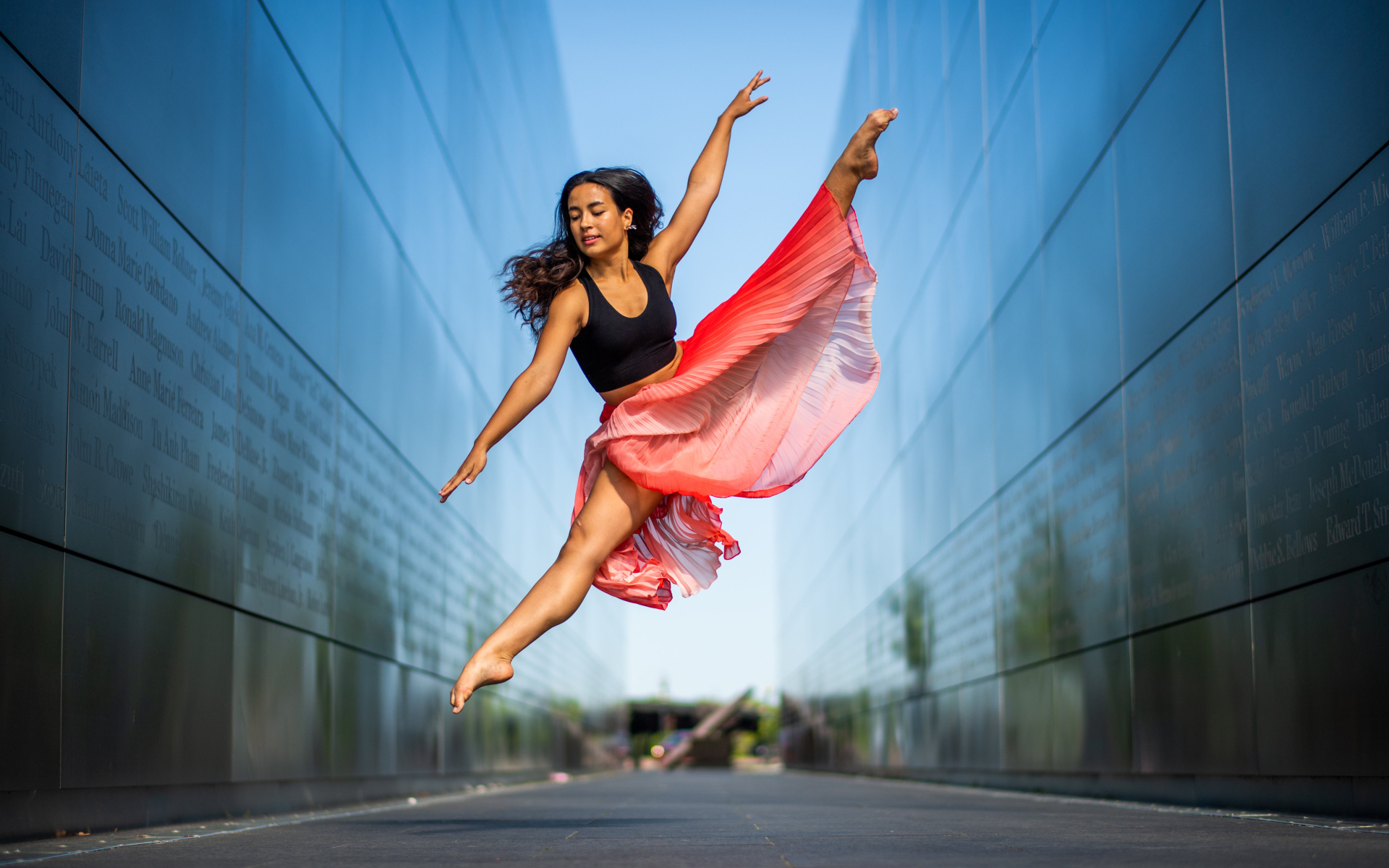 Красивая девушка делает красивый прыжок 