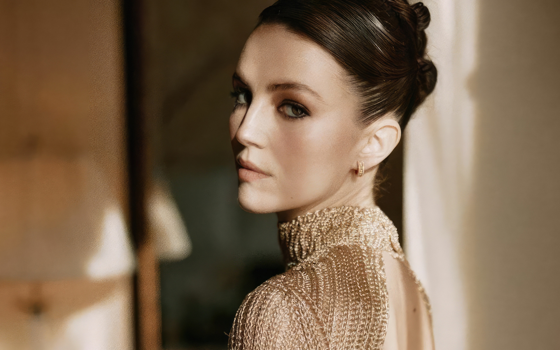 Красивая молодая актриса Элла Хант