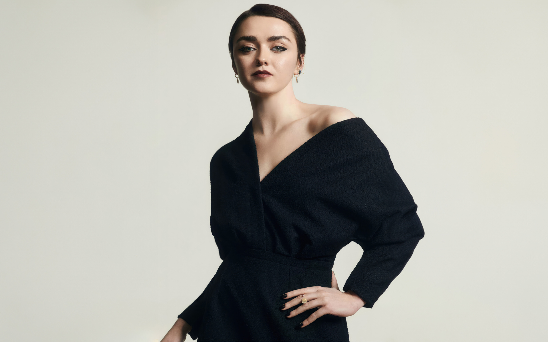 Яркая актриса Мэйси Уильямс в черном платье