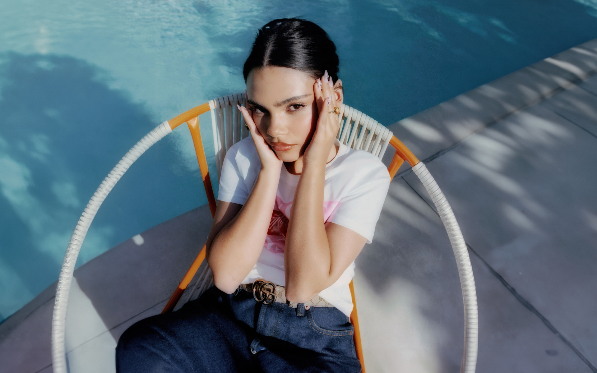 Милая девушка Ариана Гринблатт на кресле у бассейна