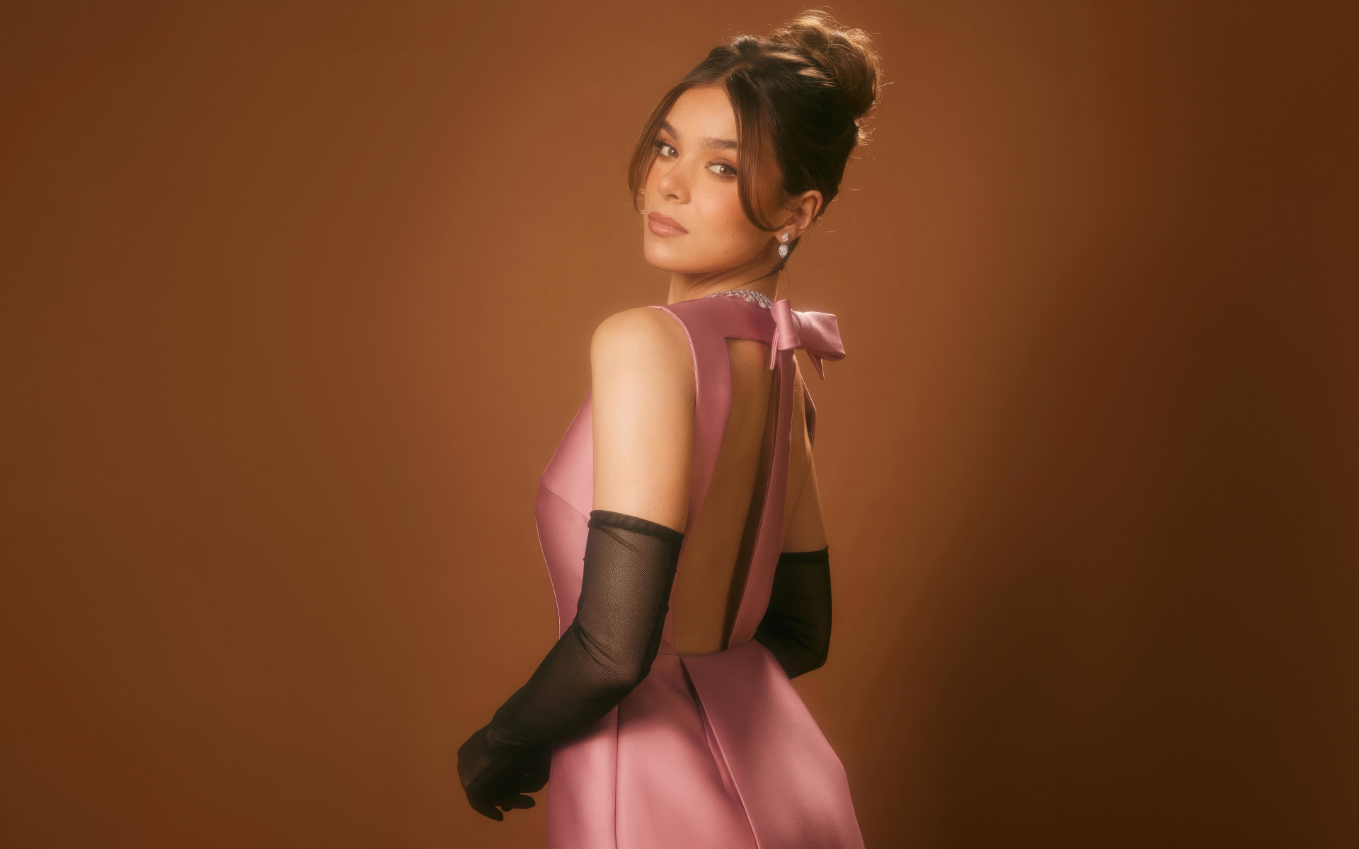 Милая девушка актриса Хейли Стейнфилд в розовом платье