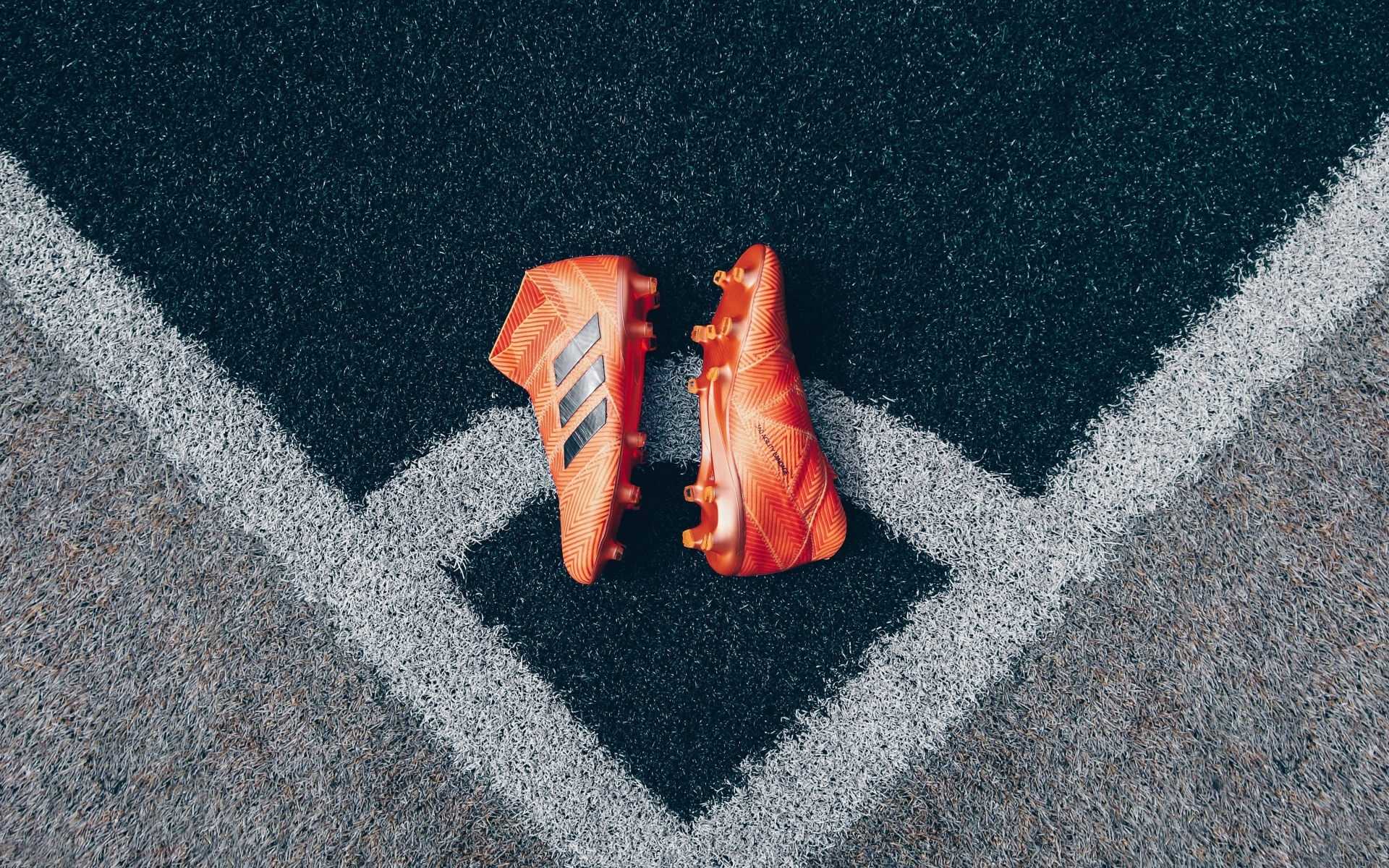 Футбольные бутсы на поле