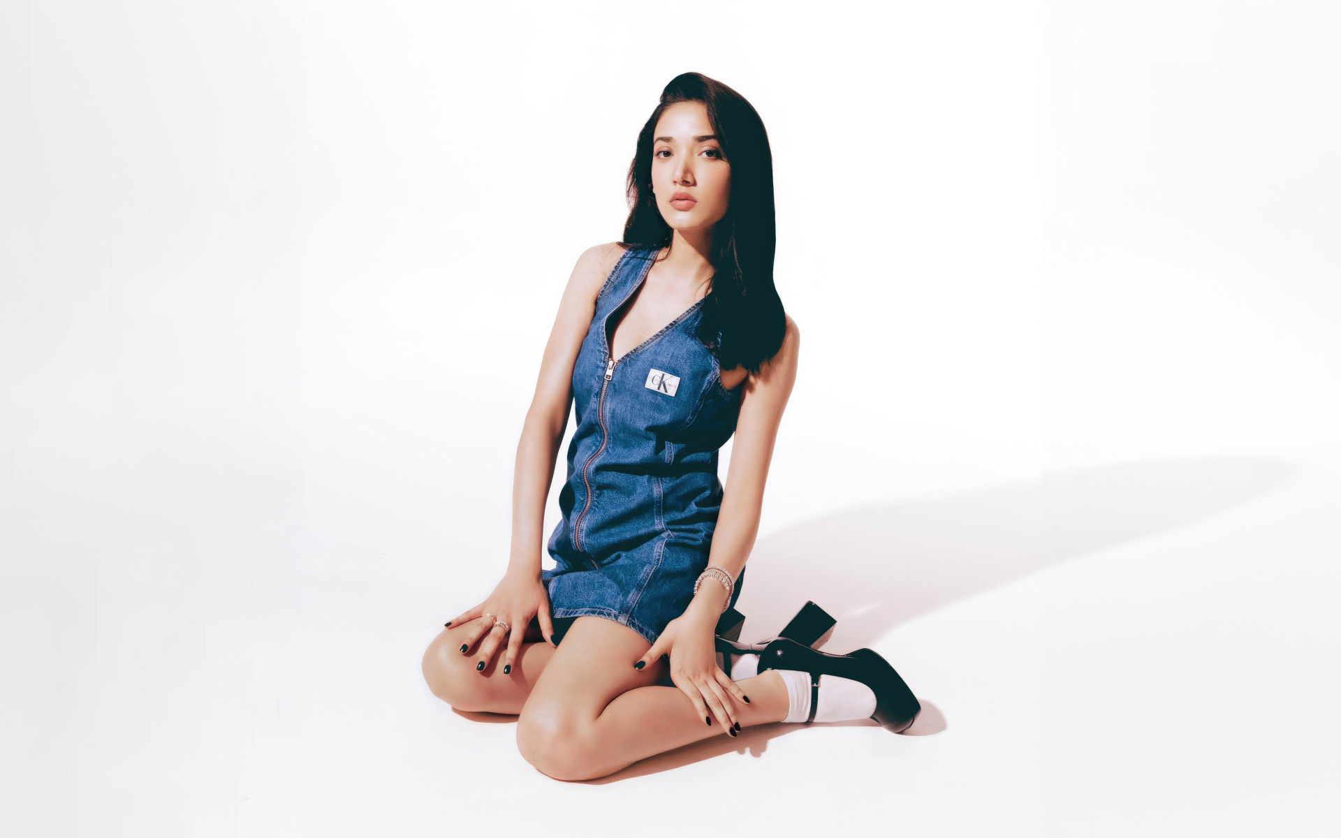 Индийская актриса Медха Шанкр на белом фоне