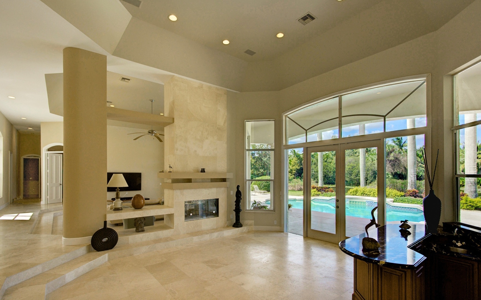 Большой просторный дом с выходом к бассейну