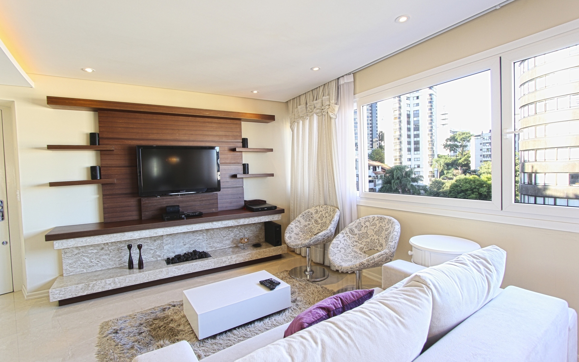 Большой белый диван в гостиной комнате