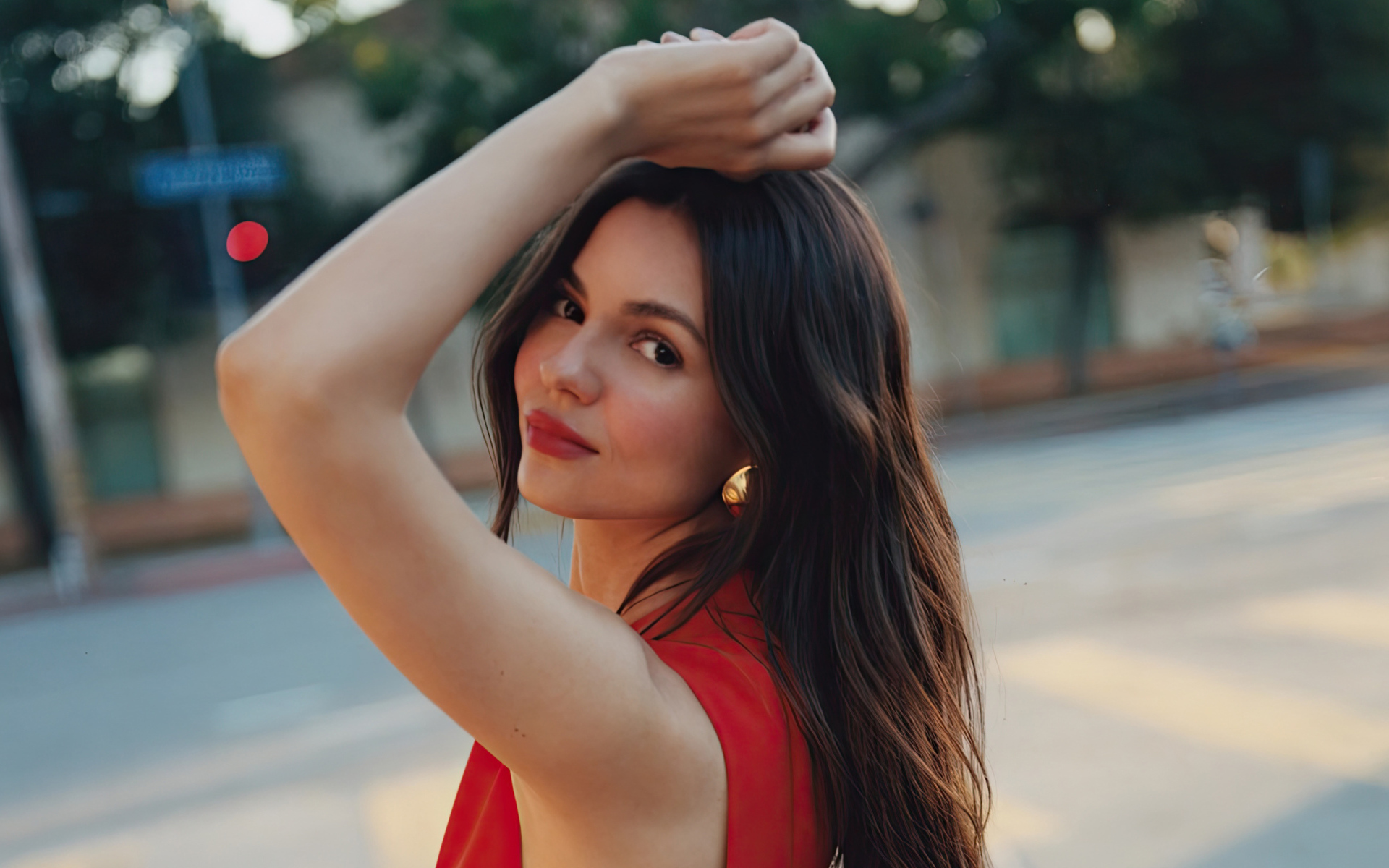 Длинноволосая брюнетка Виктория Джастис в красном