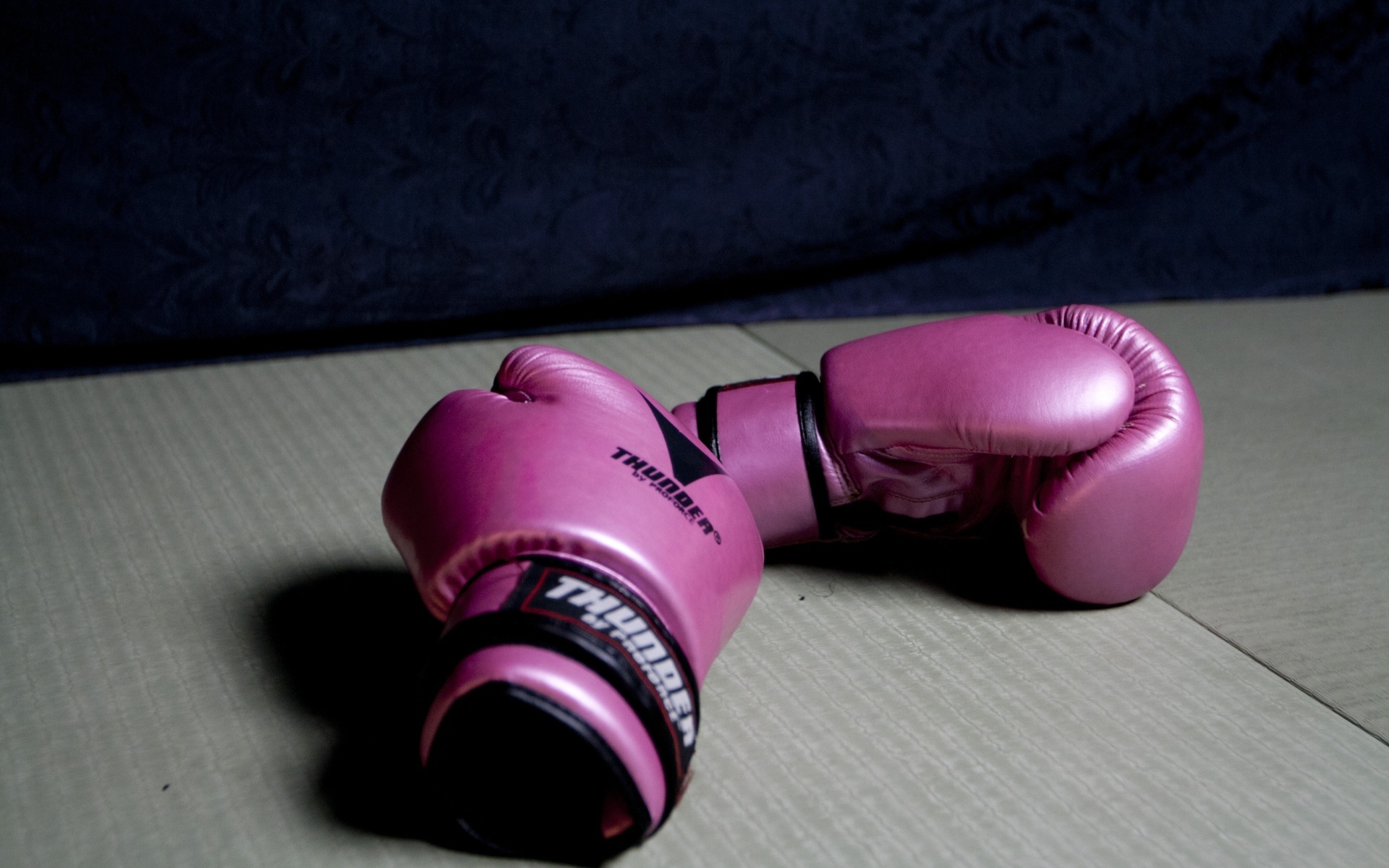 Розовые боксерские перчатки на столе 