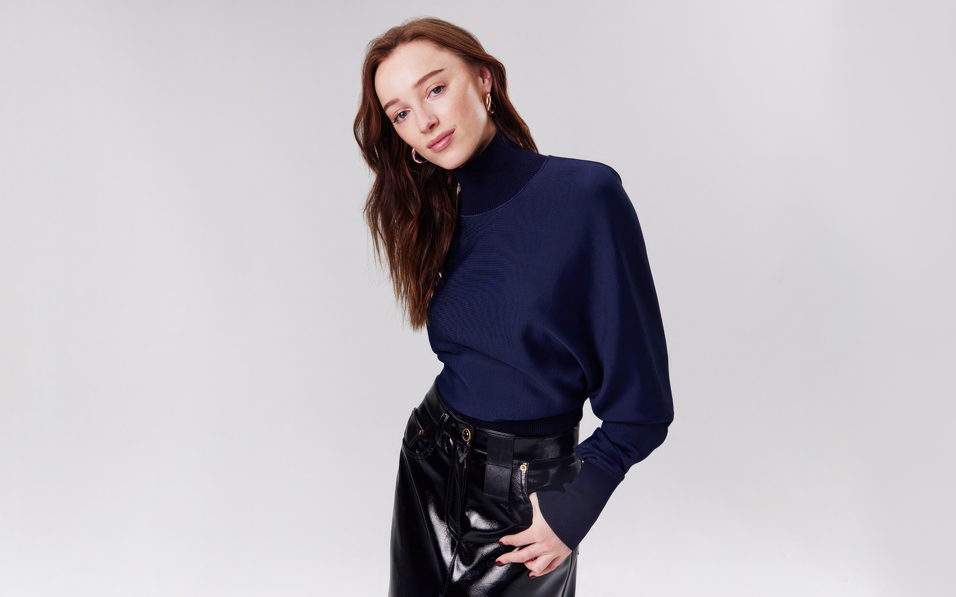 Рыжеволосая девушка актриса Фиби Дайневор