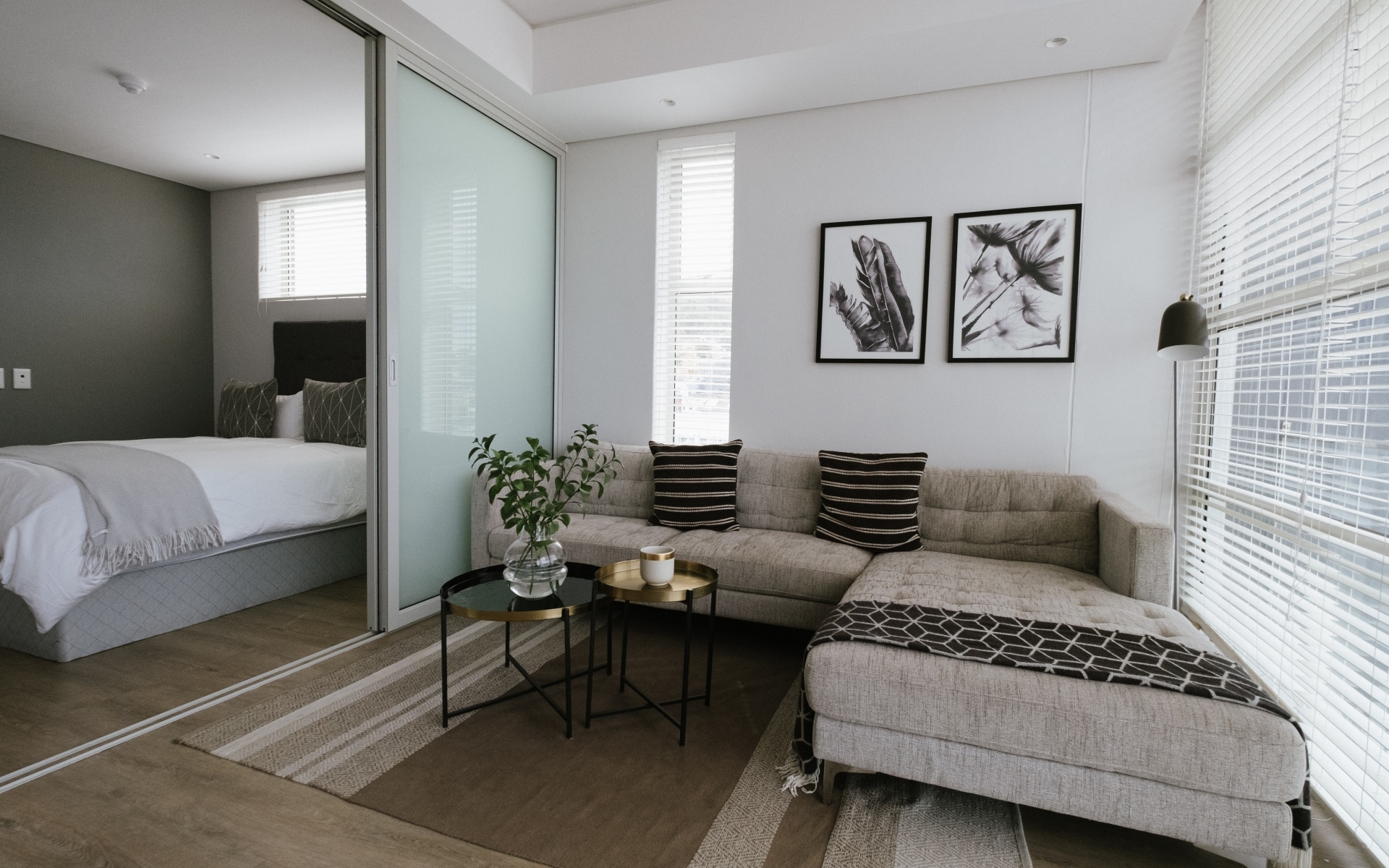 Диван в комнате с большой кроватью 