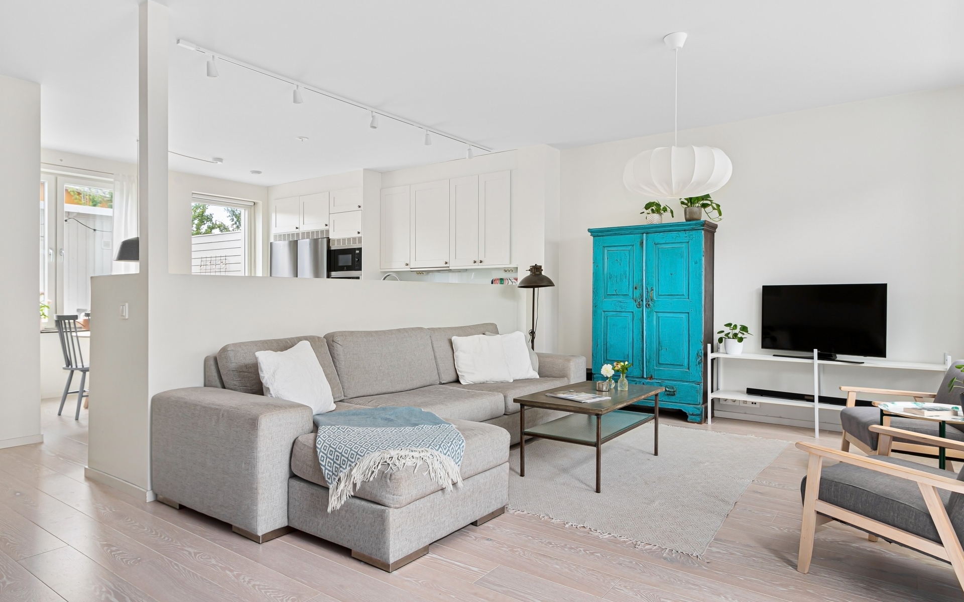 Просторная гостиная комната  с серым диваном