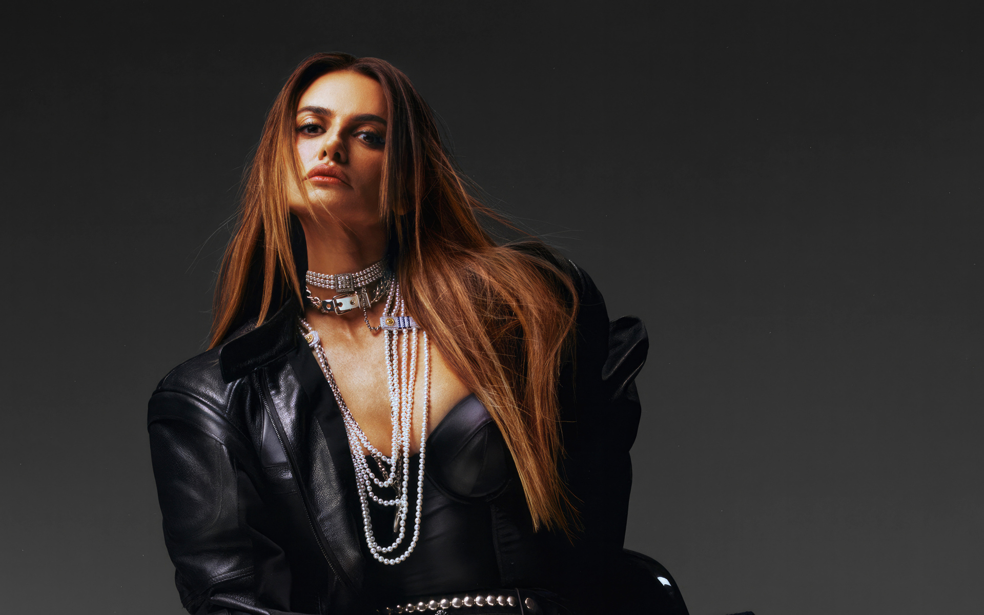 Эффектная Пенелопа Крус в черной кожаной куртке