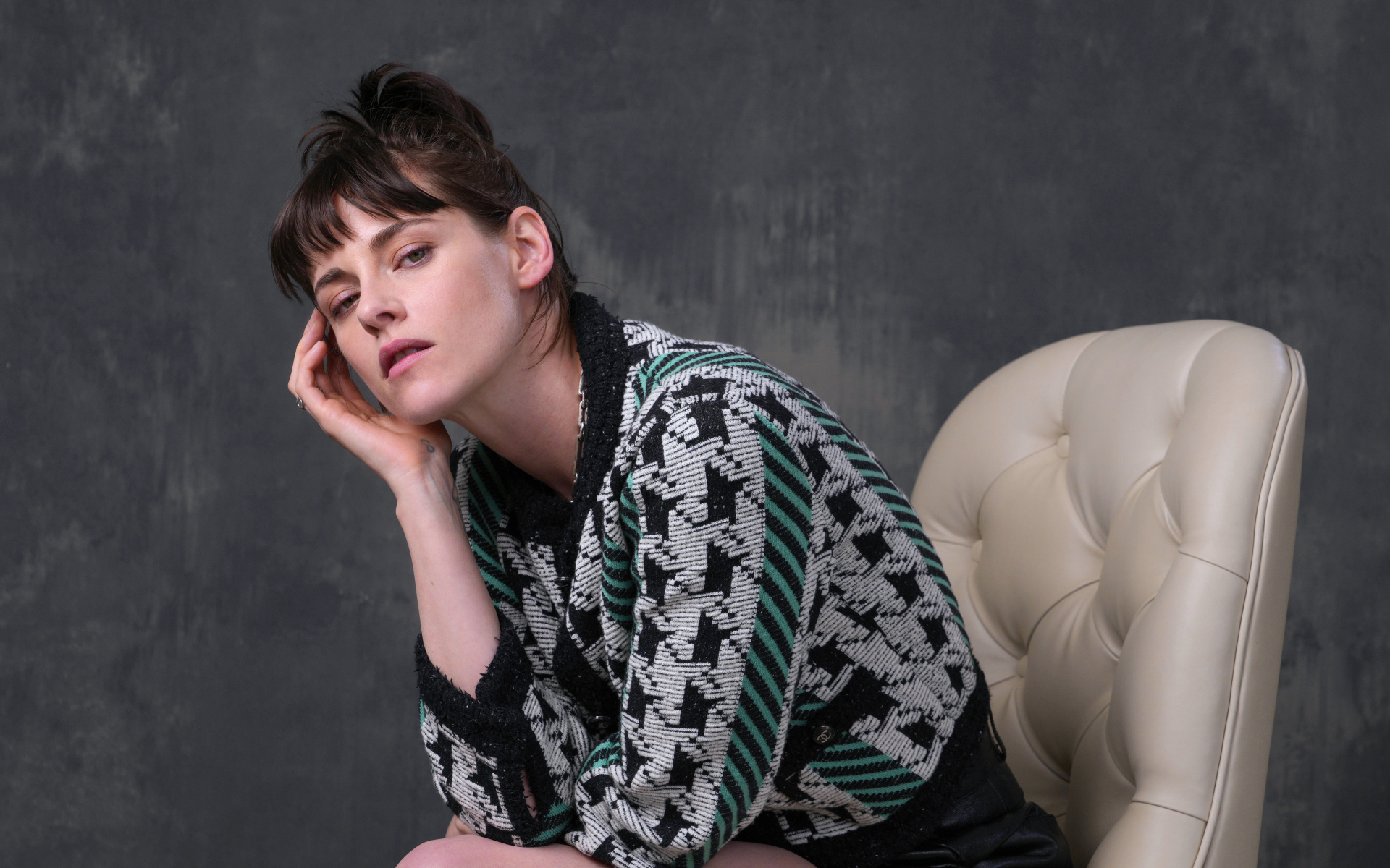 Милая Кристен Стюарт в кофте на кресле