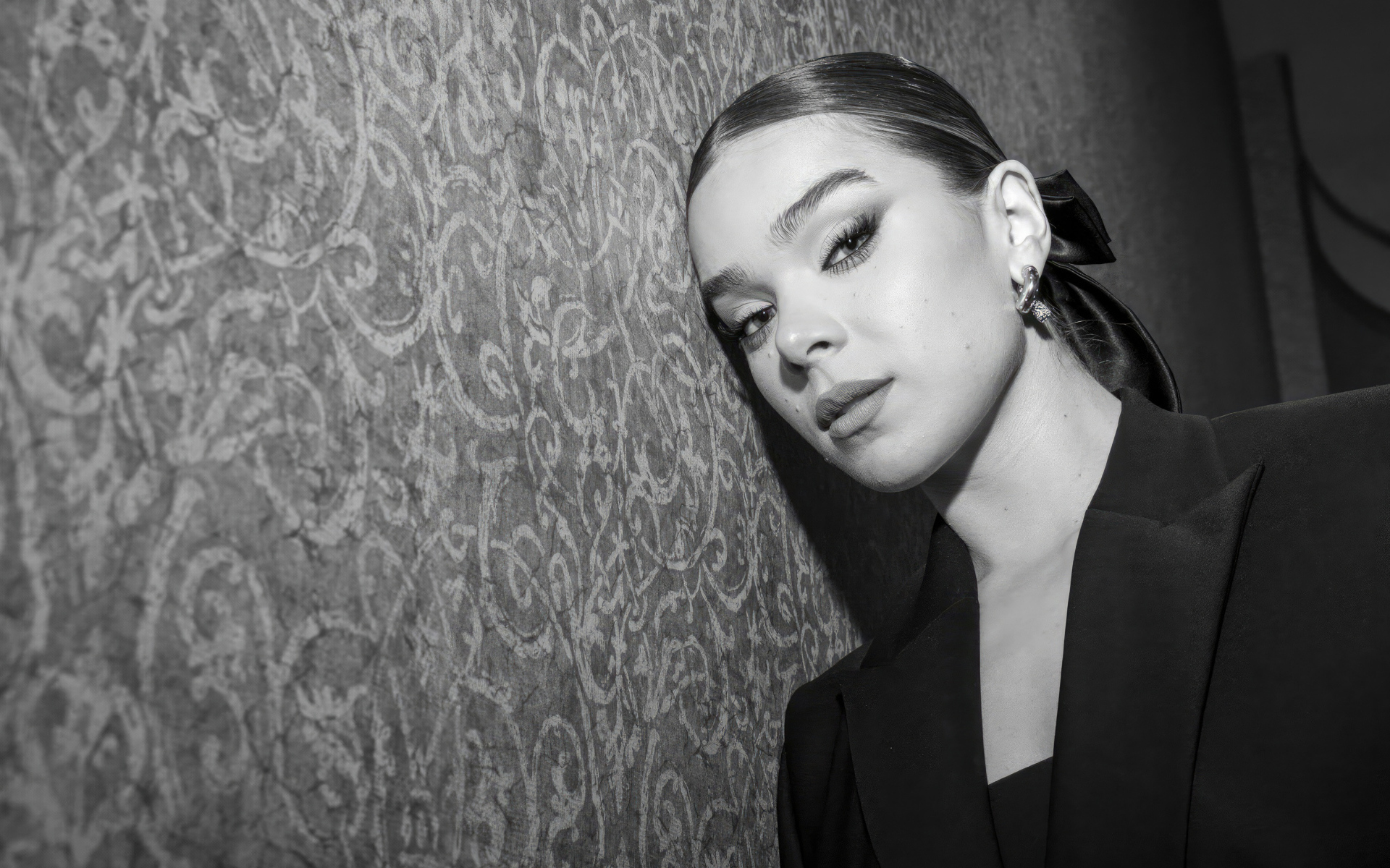 Молодая американская актриса Хейли Стейнфилд у стены