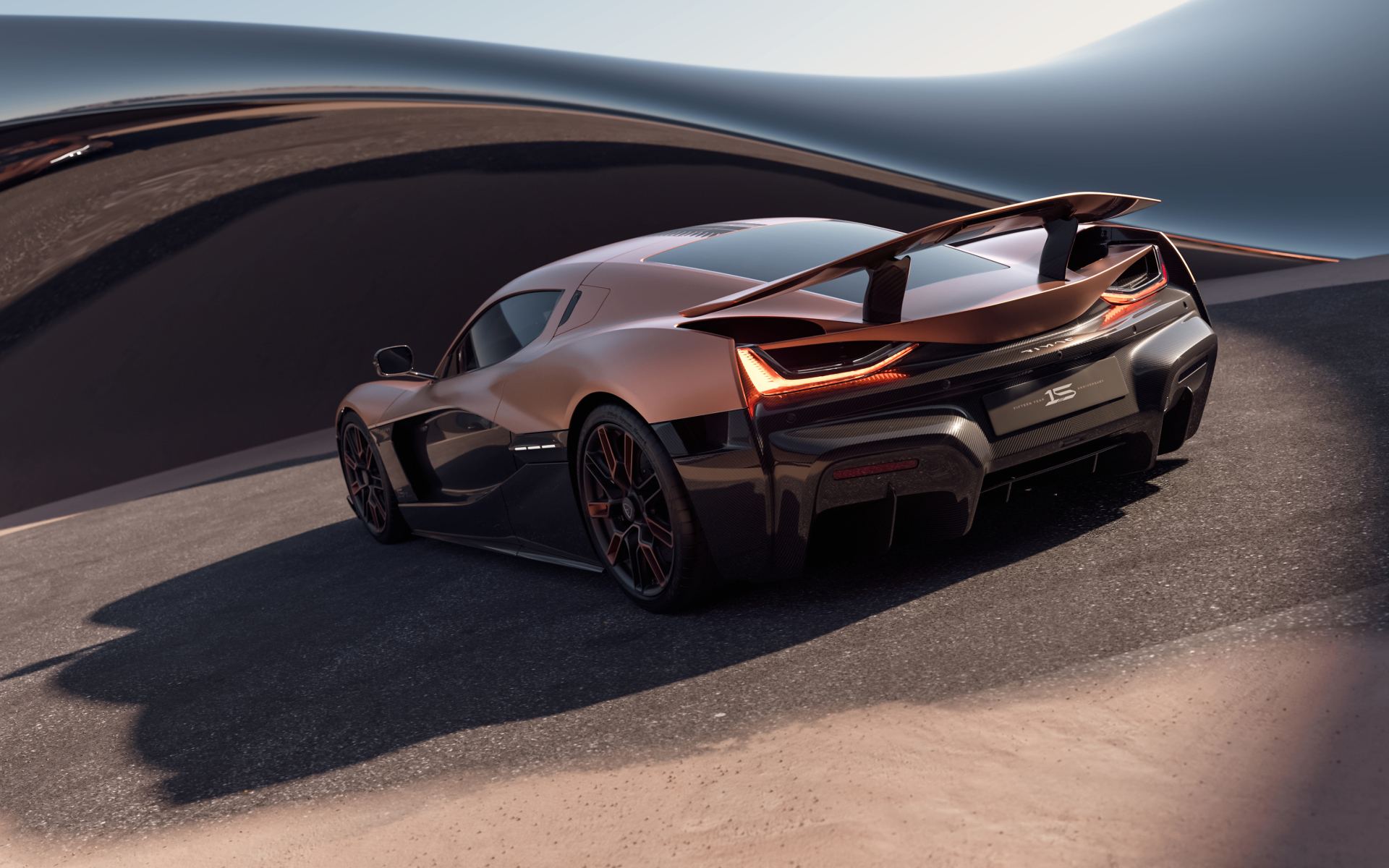 Вид сзади на коричневый автомобиль Rimac Nevera 15th Anniversary 2024 года