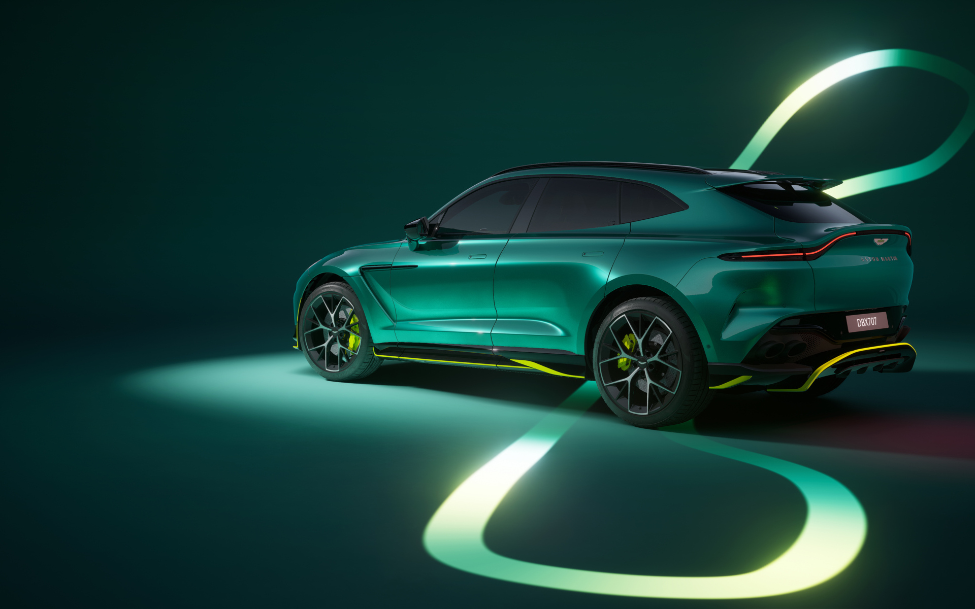 Вид сбоку на зеленый автомобиль Aston Martin DBX707 AMR24