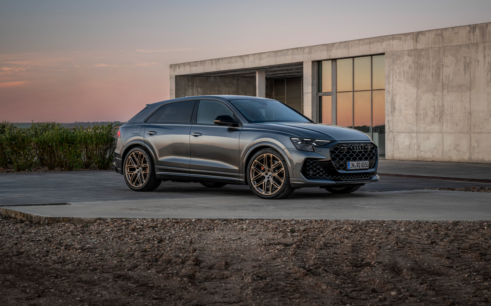 Автомобиль Audi RS Q8 2024 года у здания