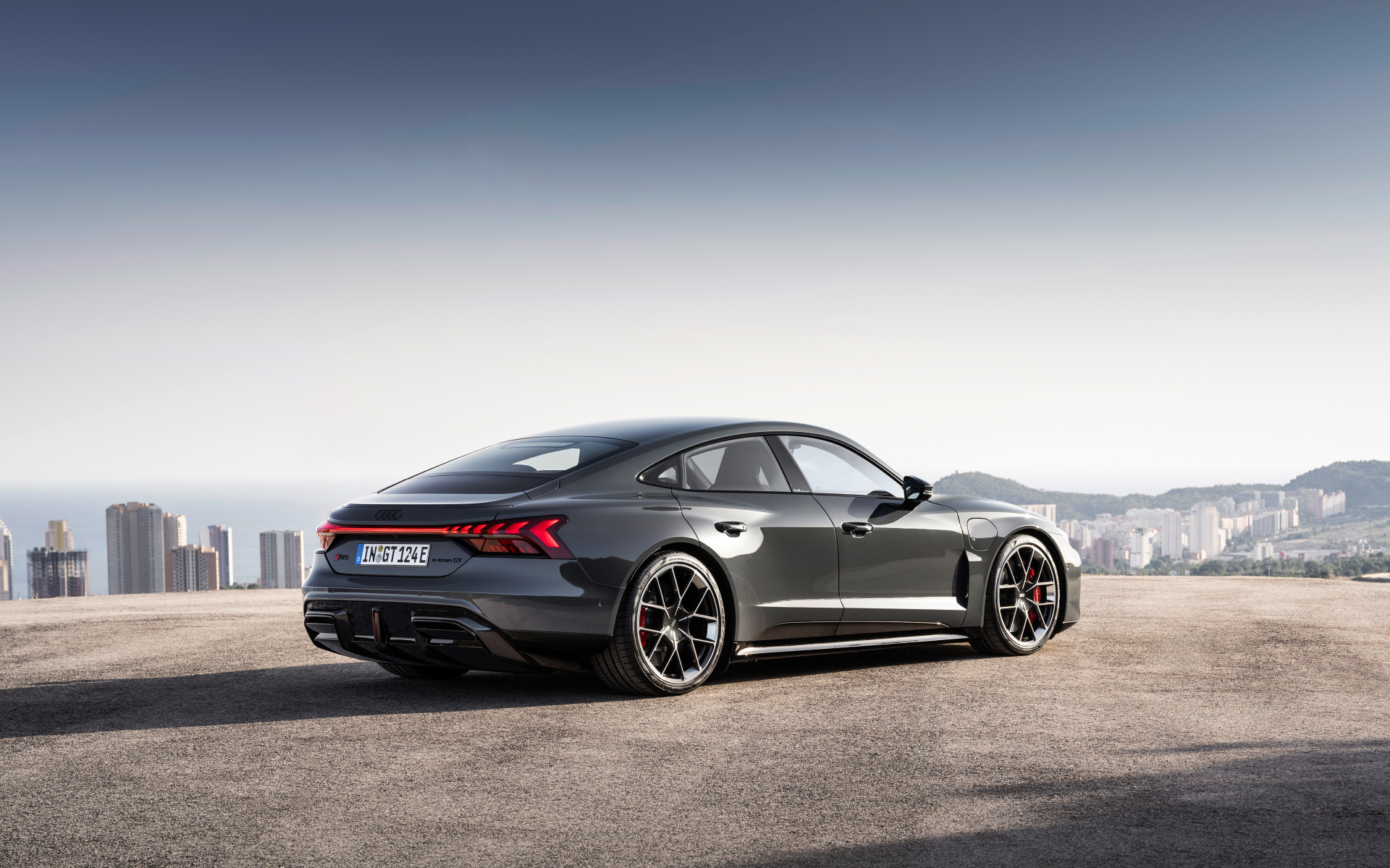 Автомобиль Audi RS e-tron GT 2024 года вид сзади