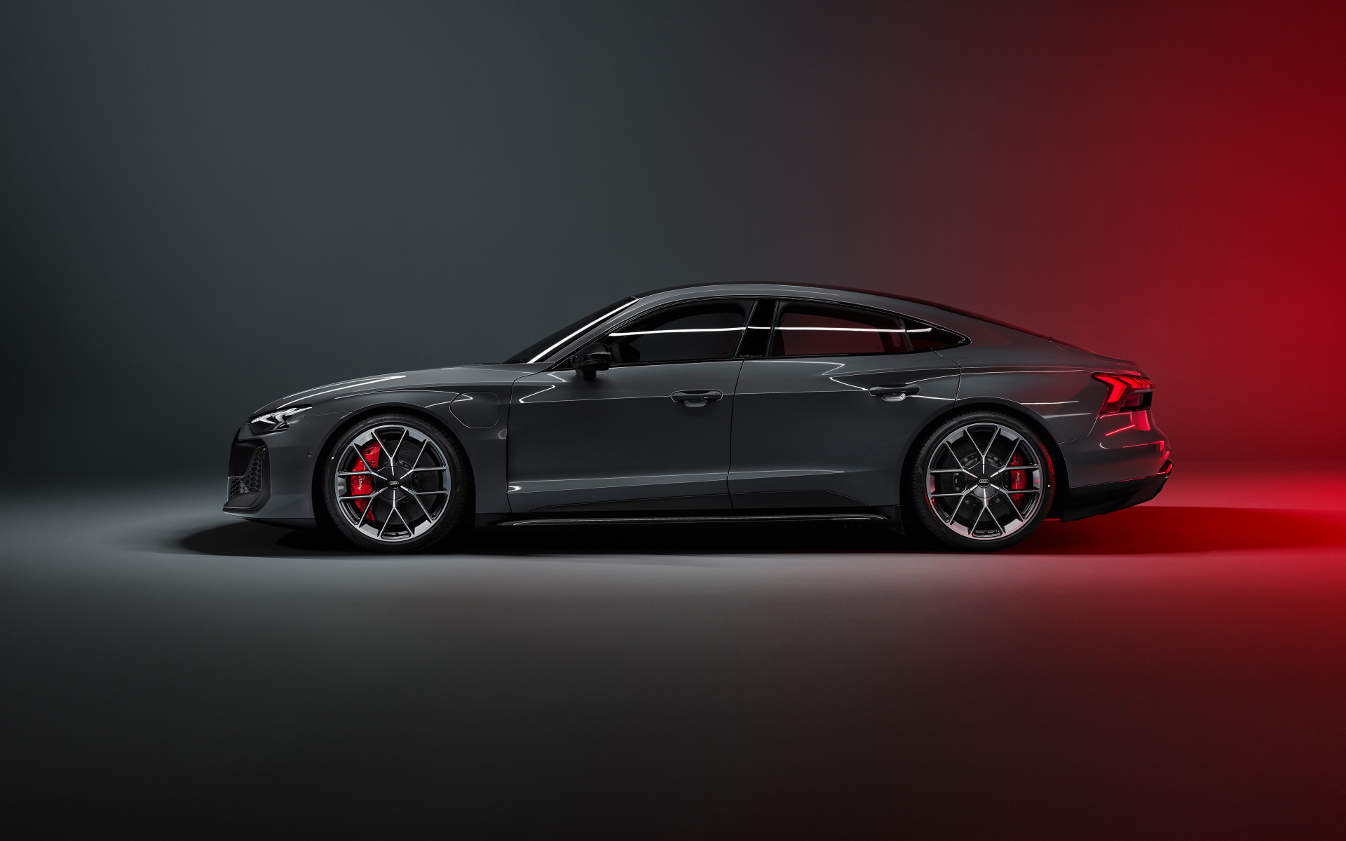 Автомобиль Audi RS e-tron GT 2024 года вид сбоку