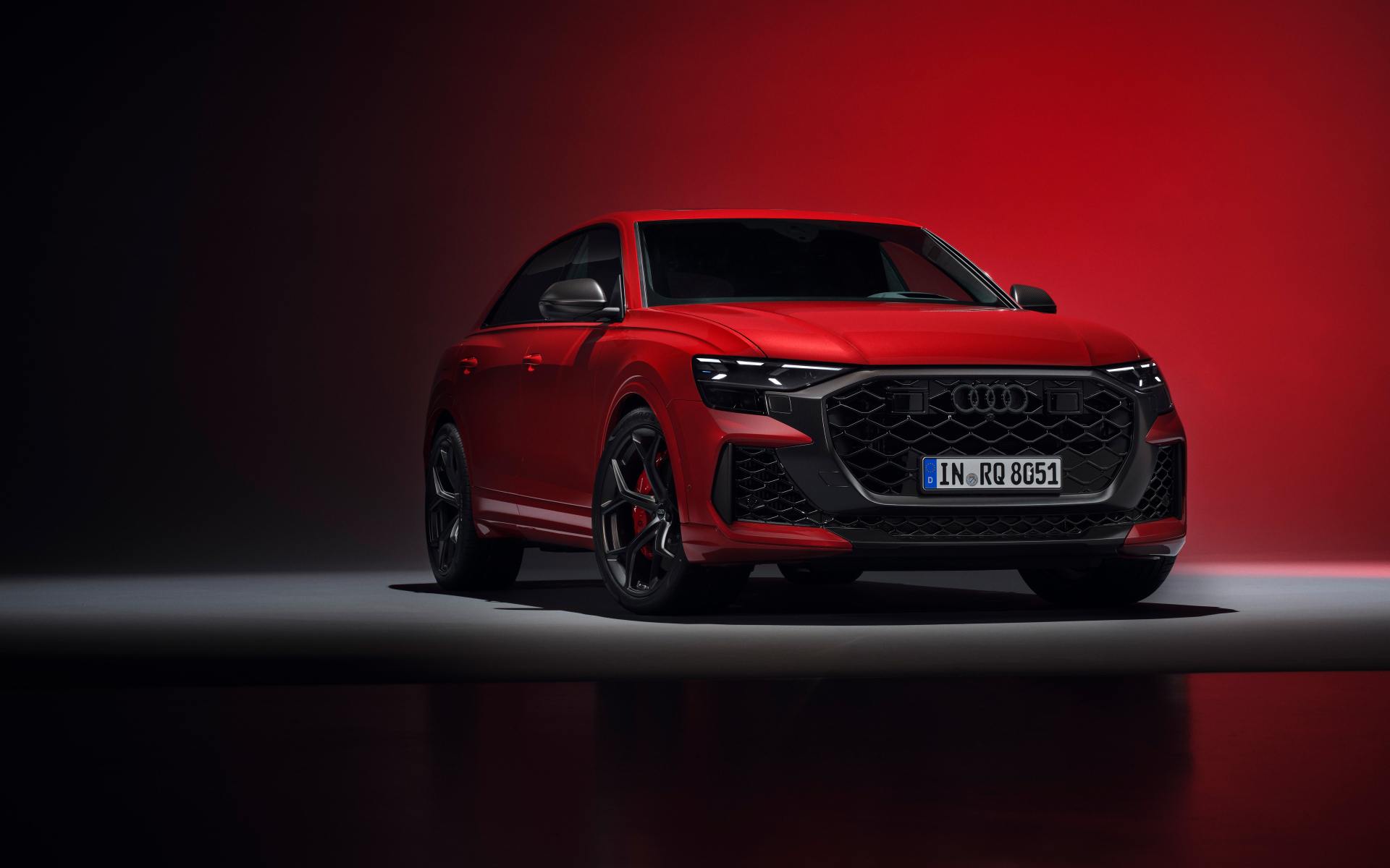 Вид спереди на красный автомобиль Audi RS Q8 performance 2024 года