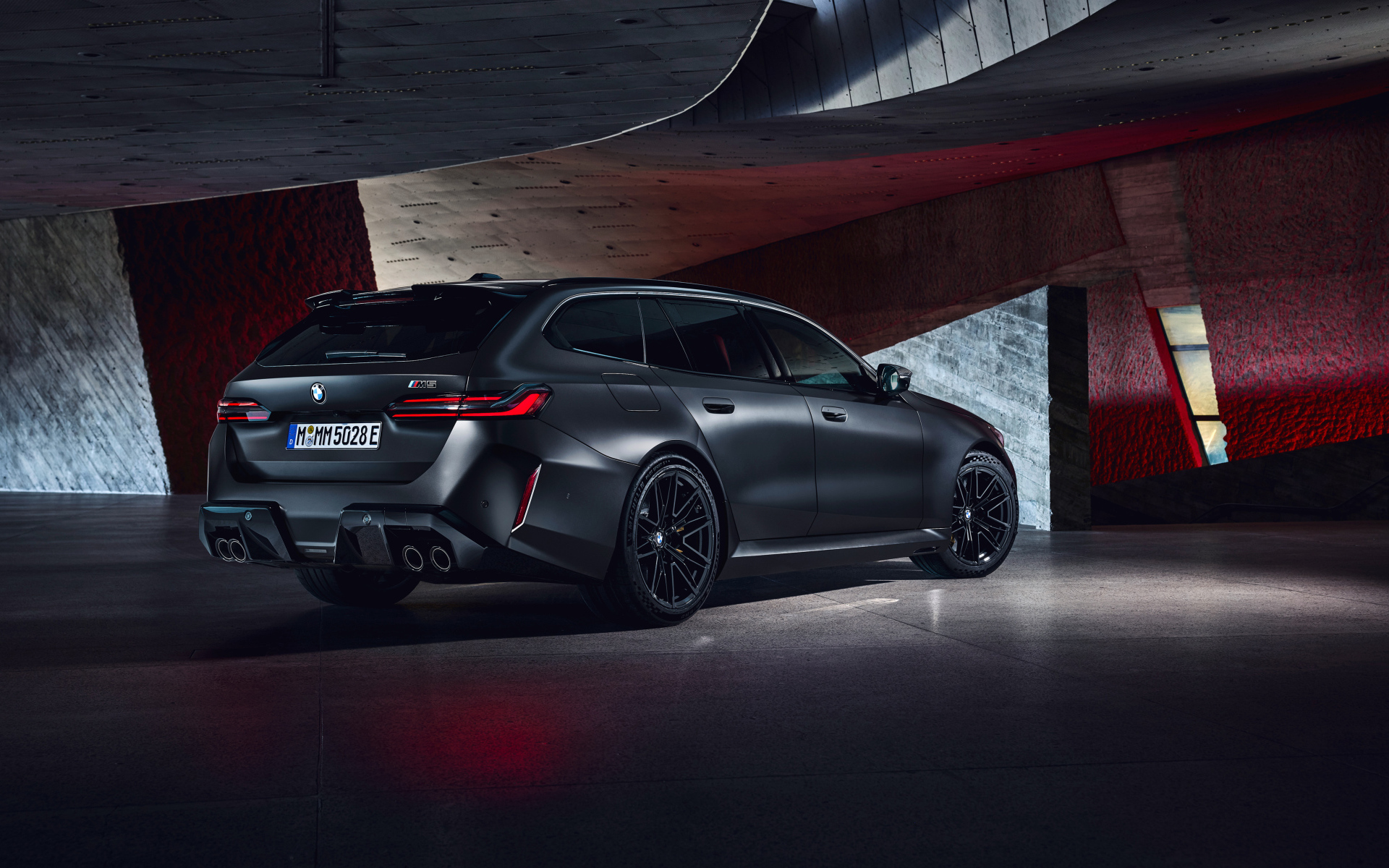 Автомобиль BMW M5 Touring 2024 года вид сзади