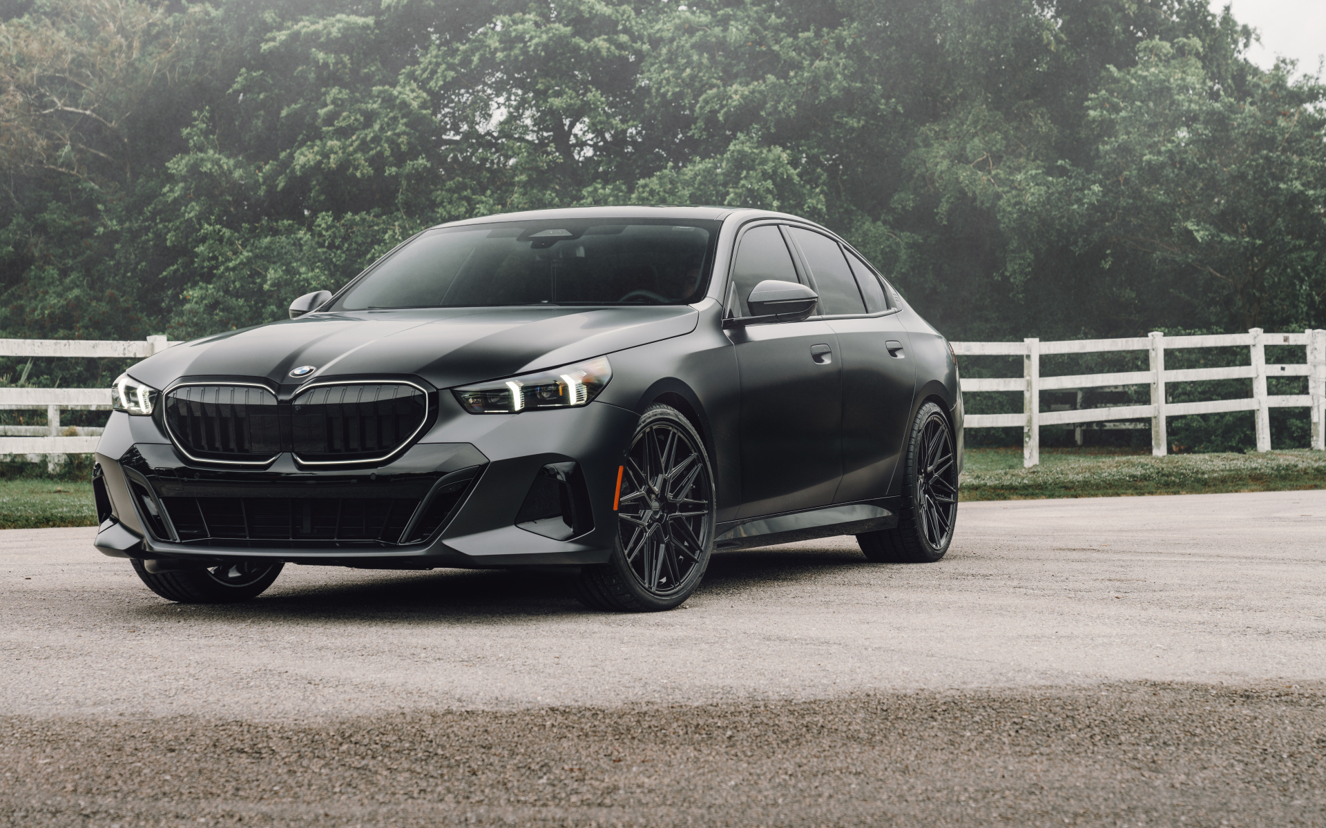 Черный автомобиль BMW 530i Matte