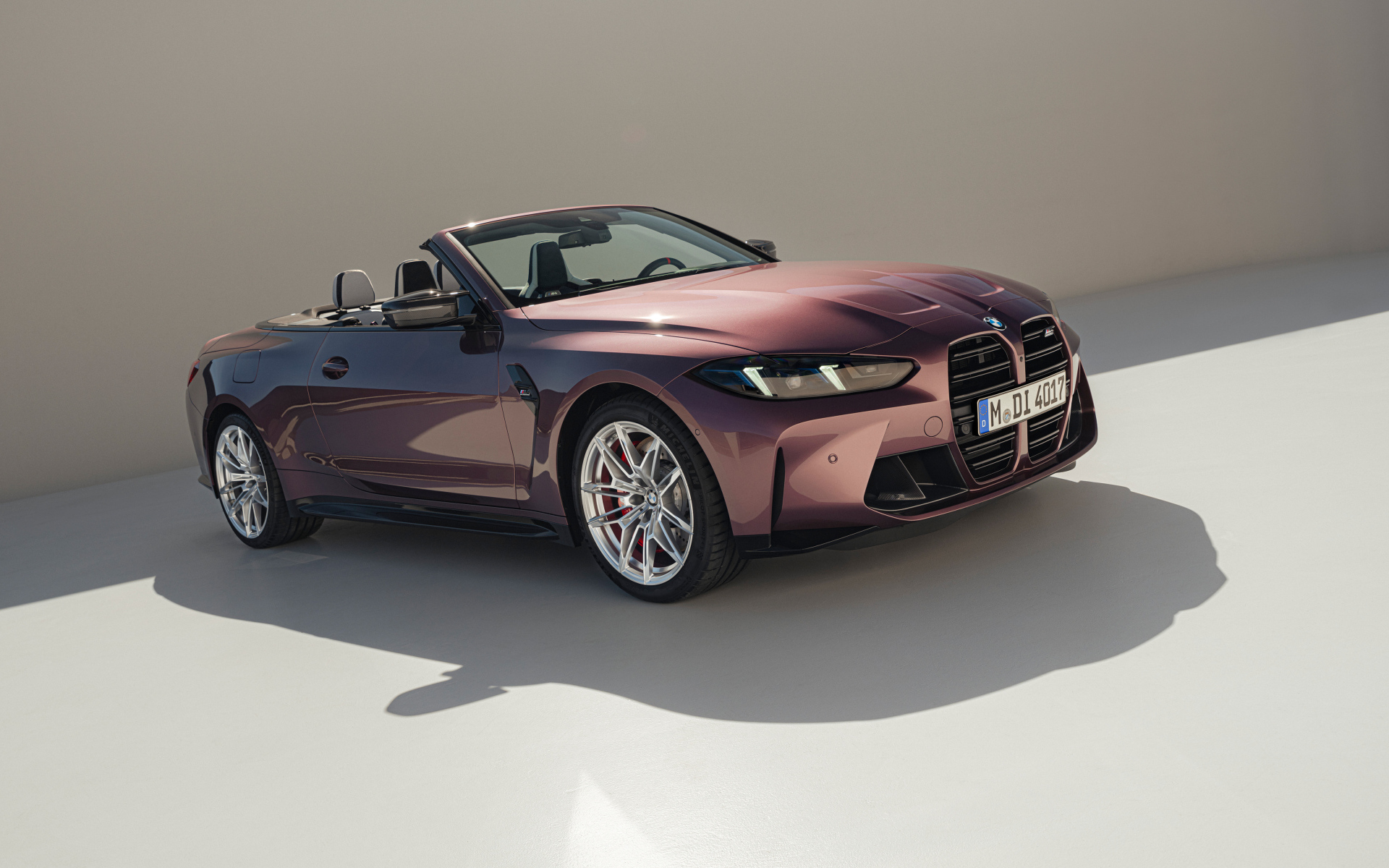 Быстрый стильный автомобиль BMW M4 Competition M xDrive Cabrio 2024 года