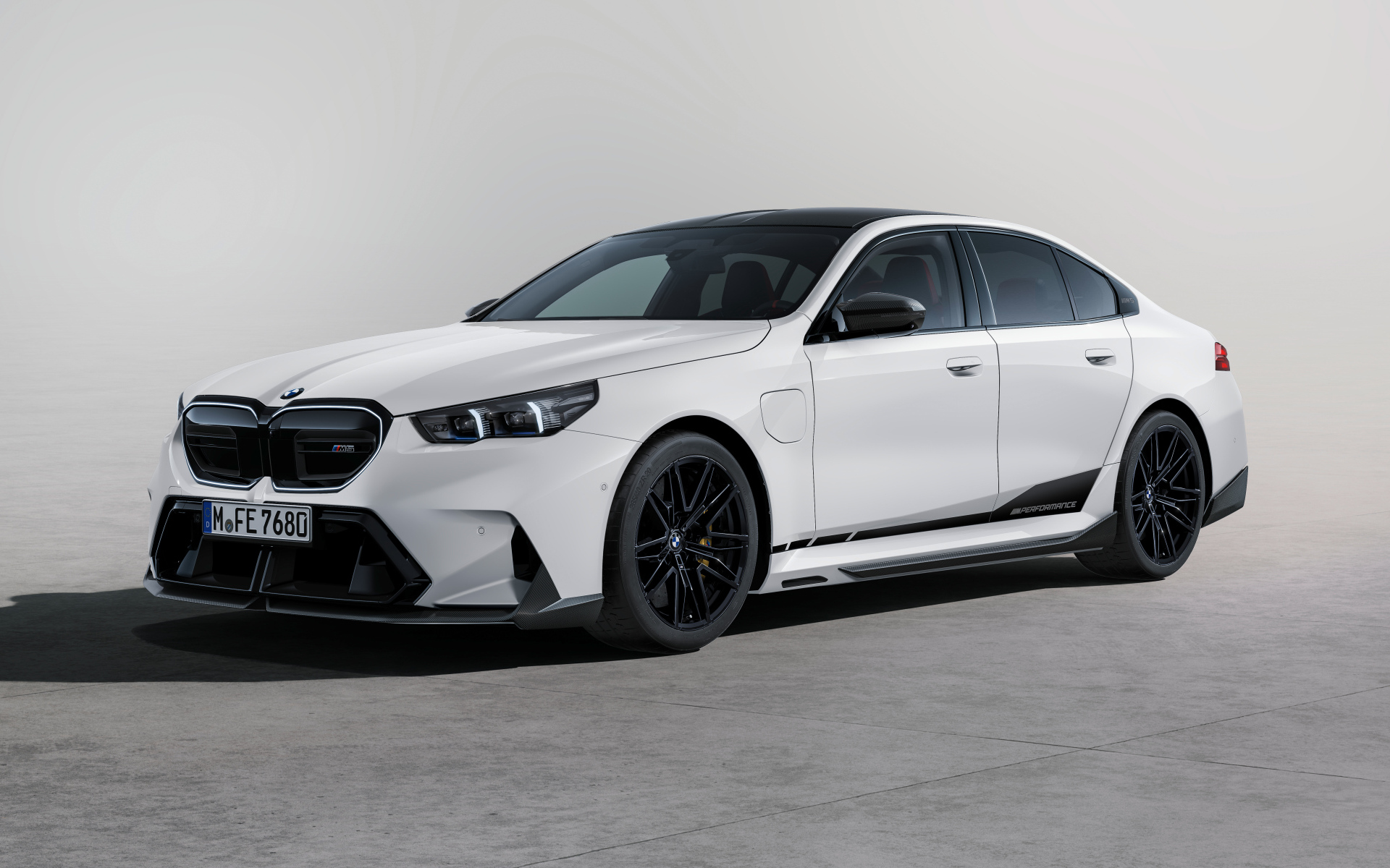 Белый автомобиль BMW M5 M  вид спереди