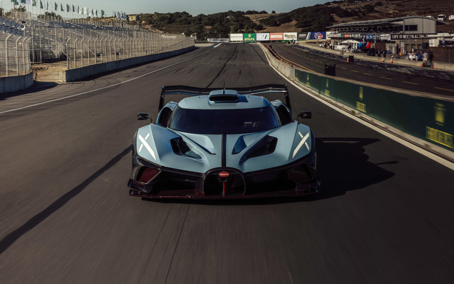 Гоночный Bugatti Bolide 100-year Anniversary Edition 2024 года на трассе