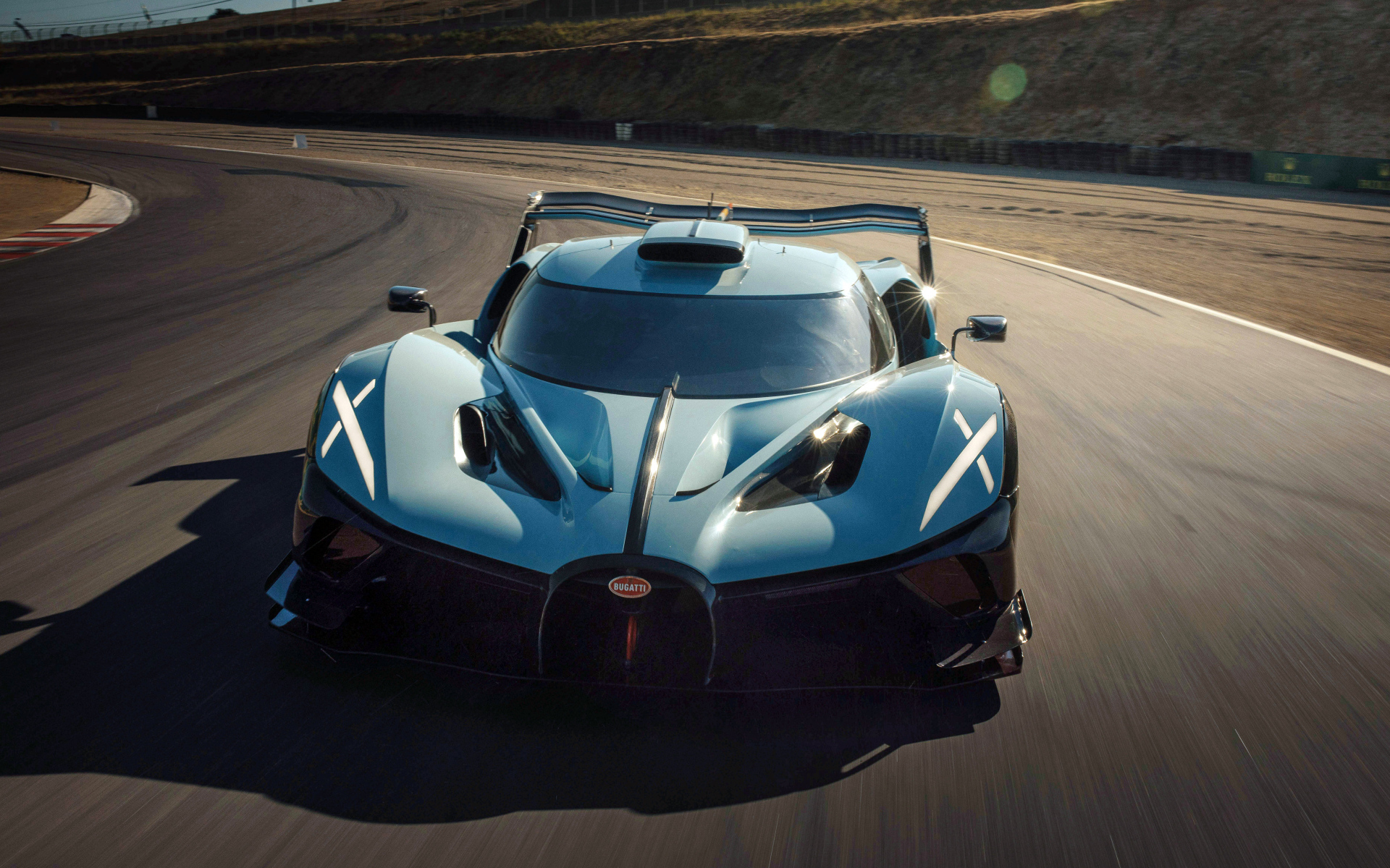 Голубой гоночный спорткар Bugatti Bolide 100-year Anniversary Edition