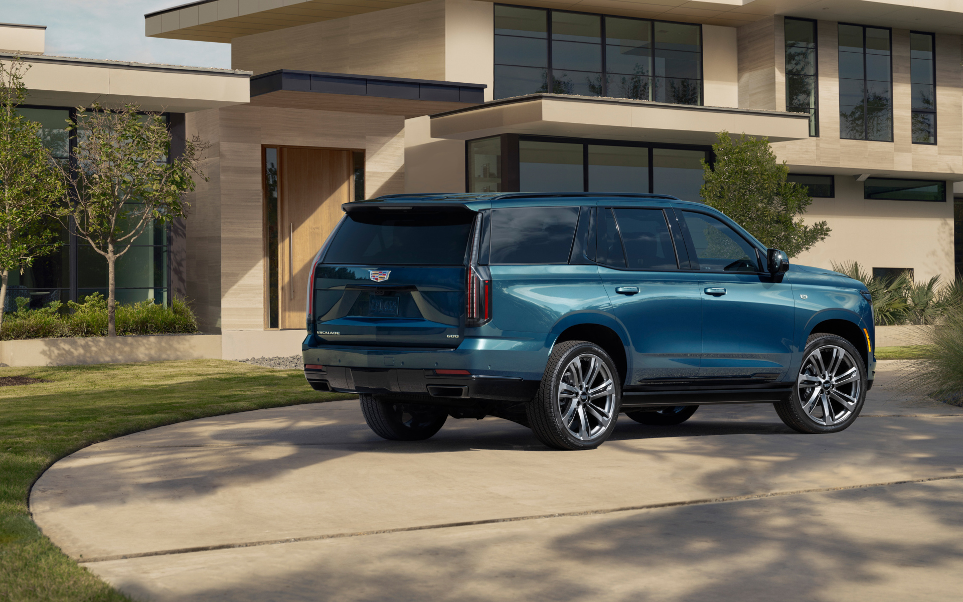 Синий внедорожник Cadillac Escalade 2025 года вид сзади