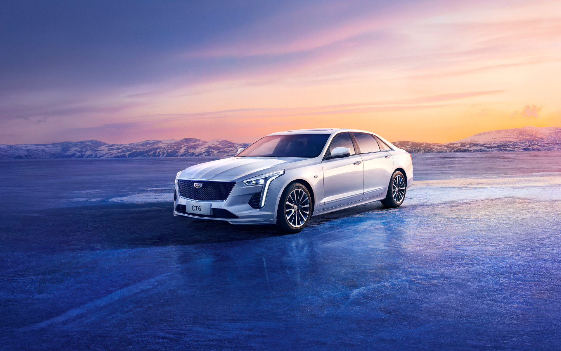 Автомобиль Cadillac CT6 Platinum на фоне красивого неба