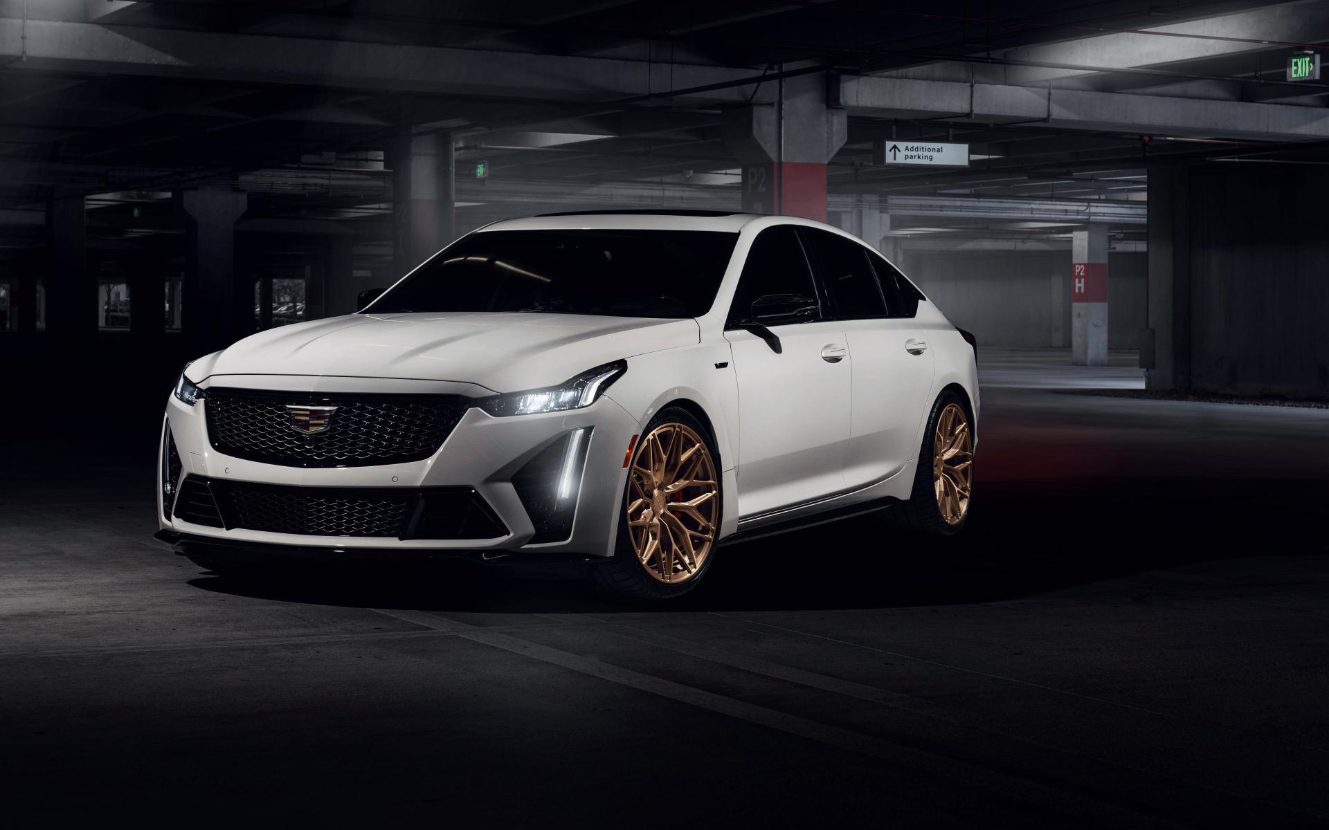 Белый автомобиль Cadillac CT5-V Blackwing