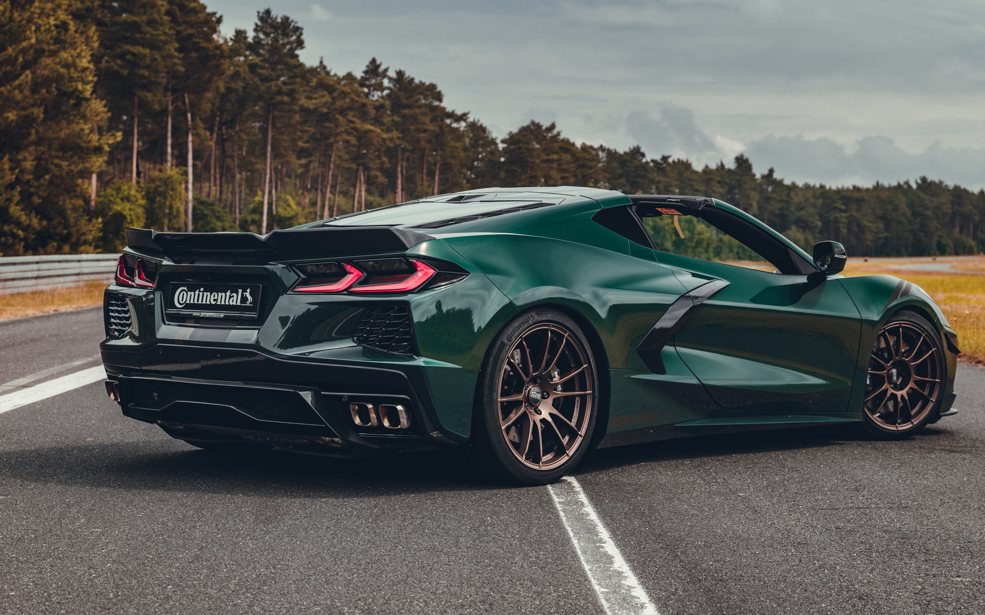 Вид сзади на автомобиль Chevrolet Corvette 45th Limited Edition 2024 года