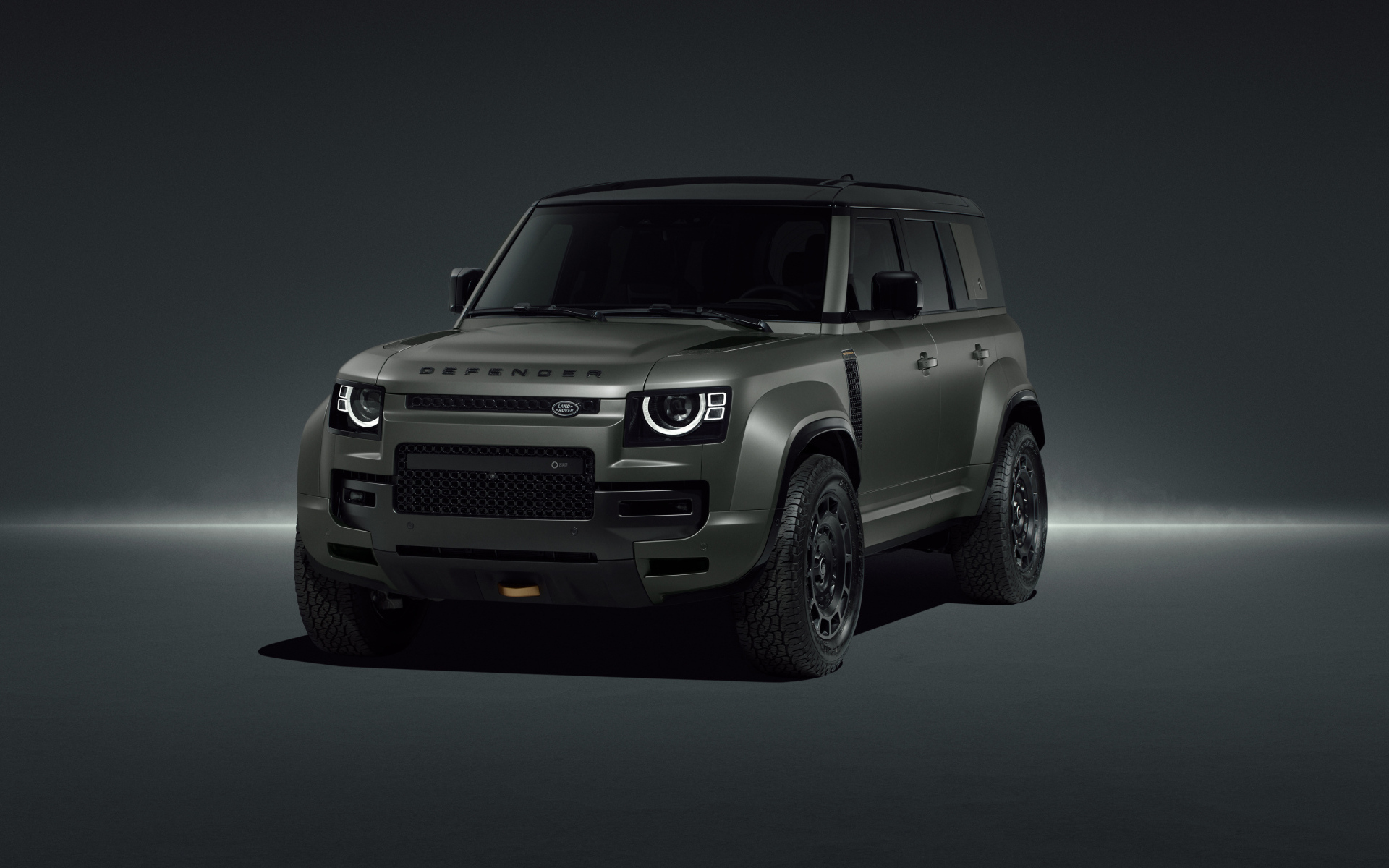 Вид спереди на внедорожник Land Rover Defender OCTA Edition One 2024 года