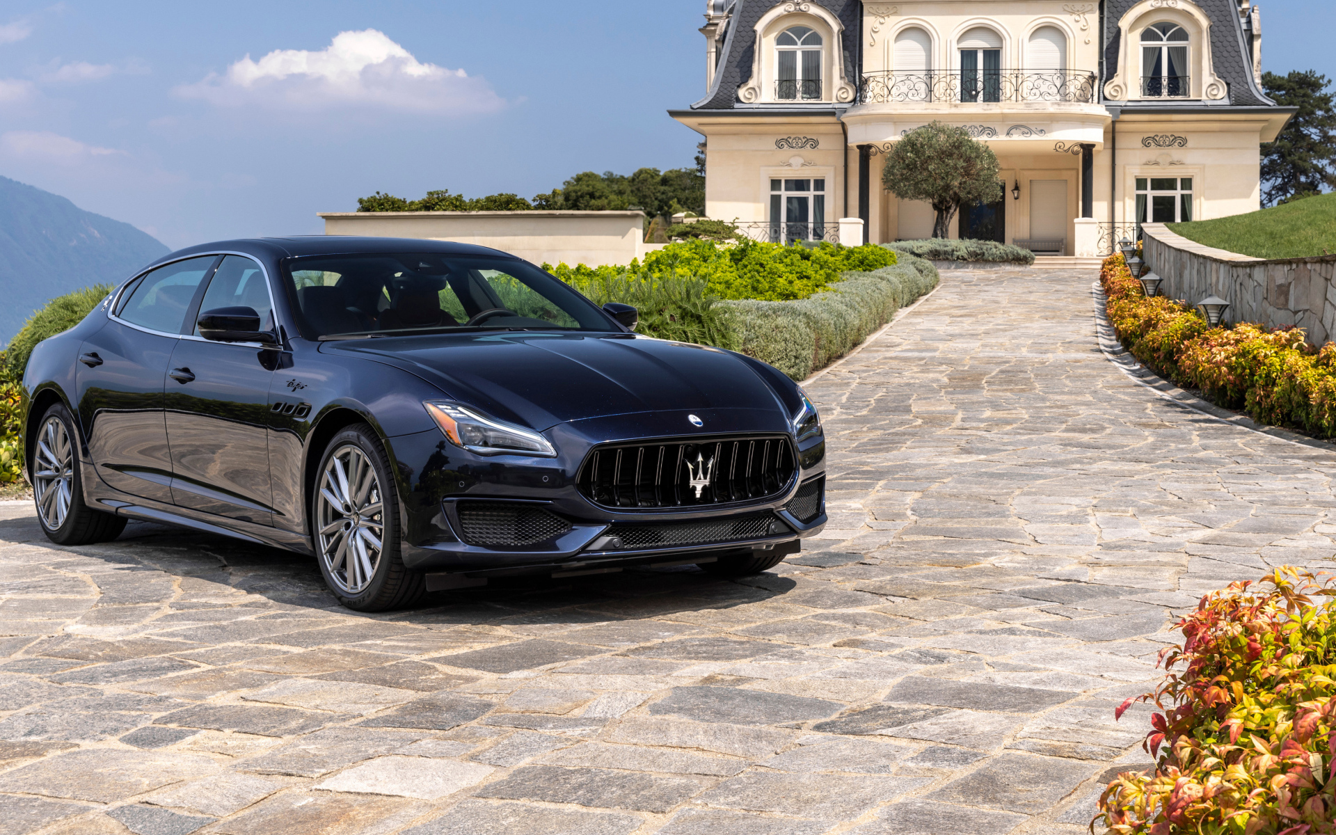 Автомобиль Maserati Quattroporte Grand Finale 2024 года у дома