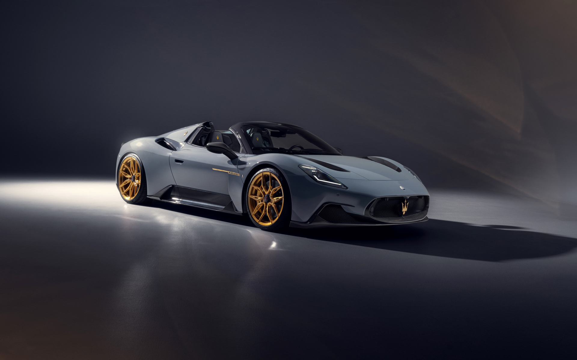 Автомобиль Novitec Maserati MC20 Cielo 2024 года на сером фоне