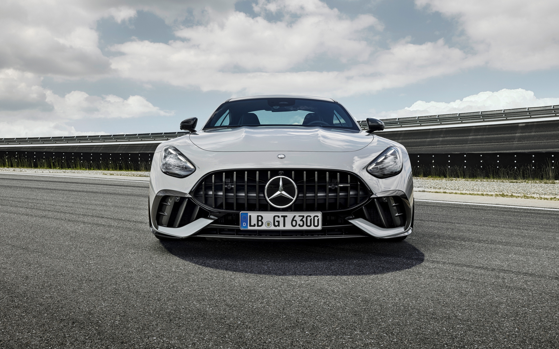 Вид спереди на автомобиль Mercedes-AMG GT 63 PRO 4MATIC+ 2024 года