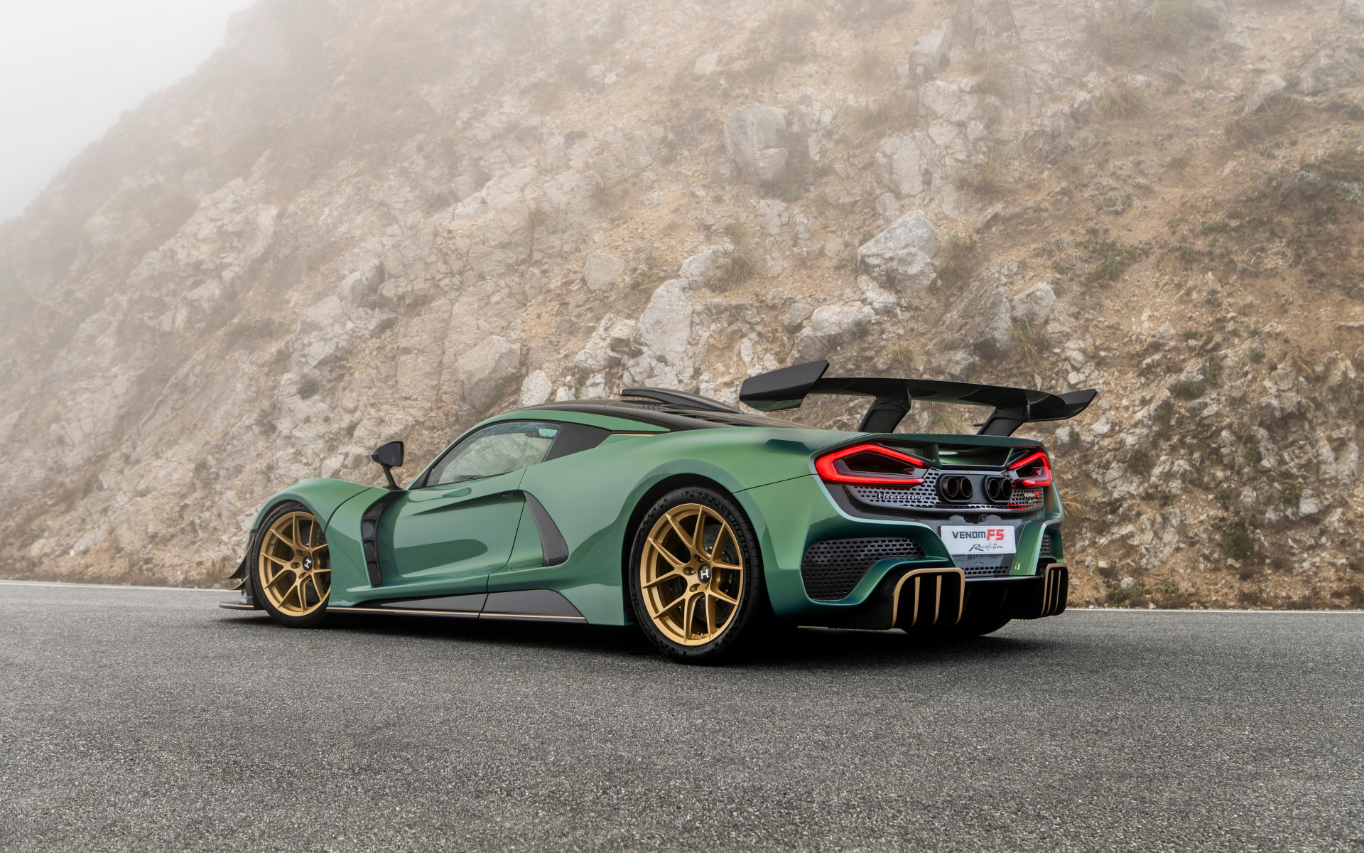 Автомобиль Hennessey Venom F5 Stealth Series 2024 года на фоне горы