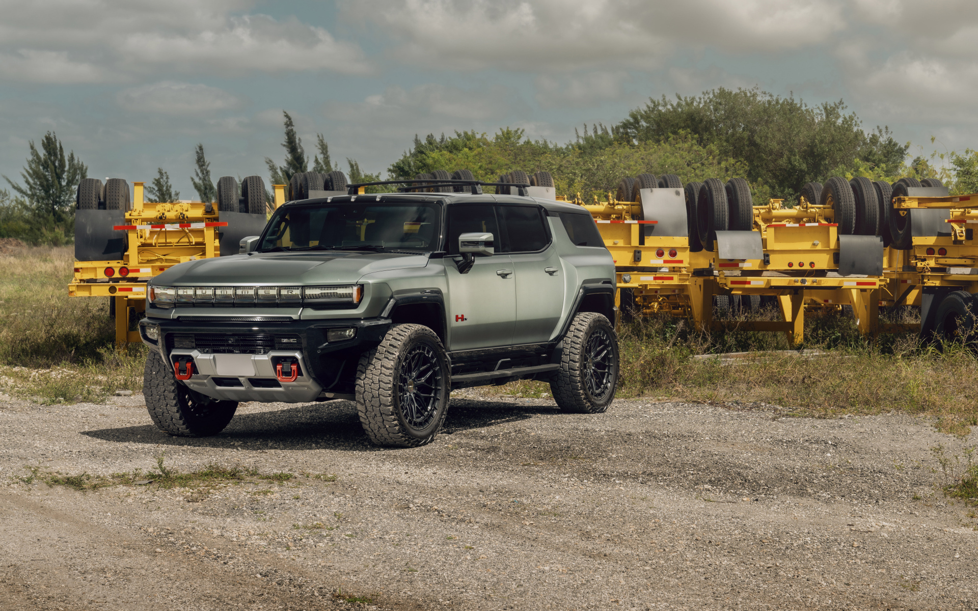 Большой электрический внедорожник Hummer