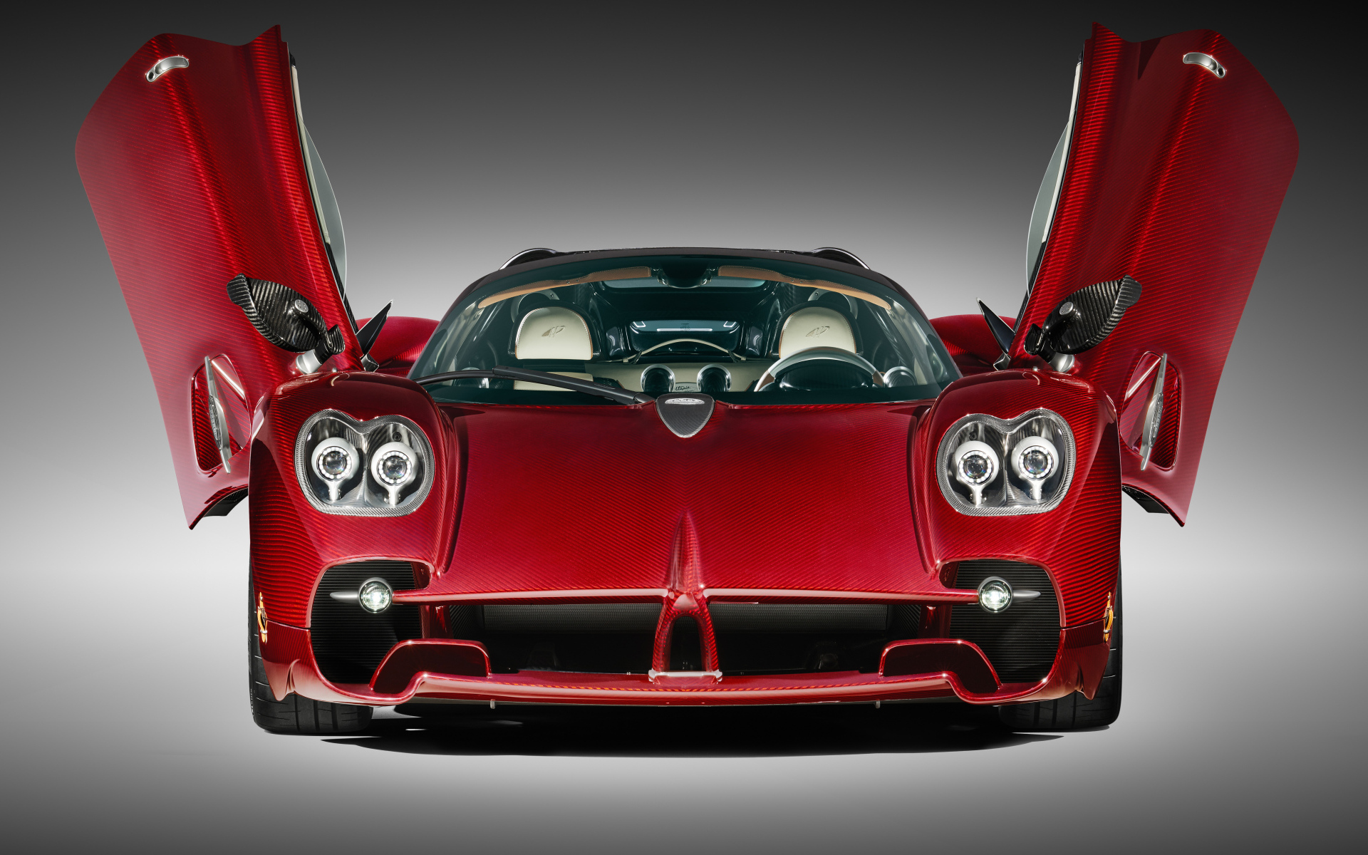 Автомобиль Pagani Utopia Roadster 2024 года с открытыми дверями