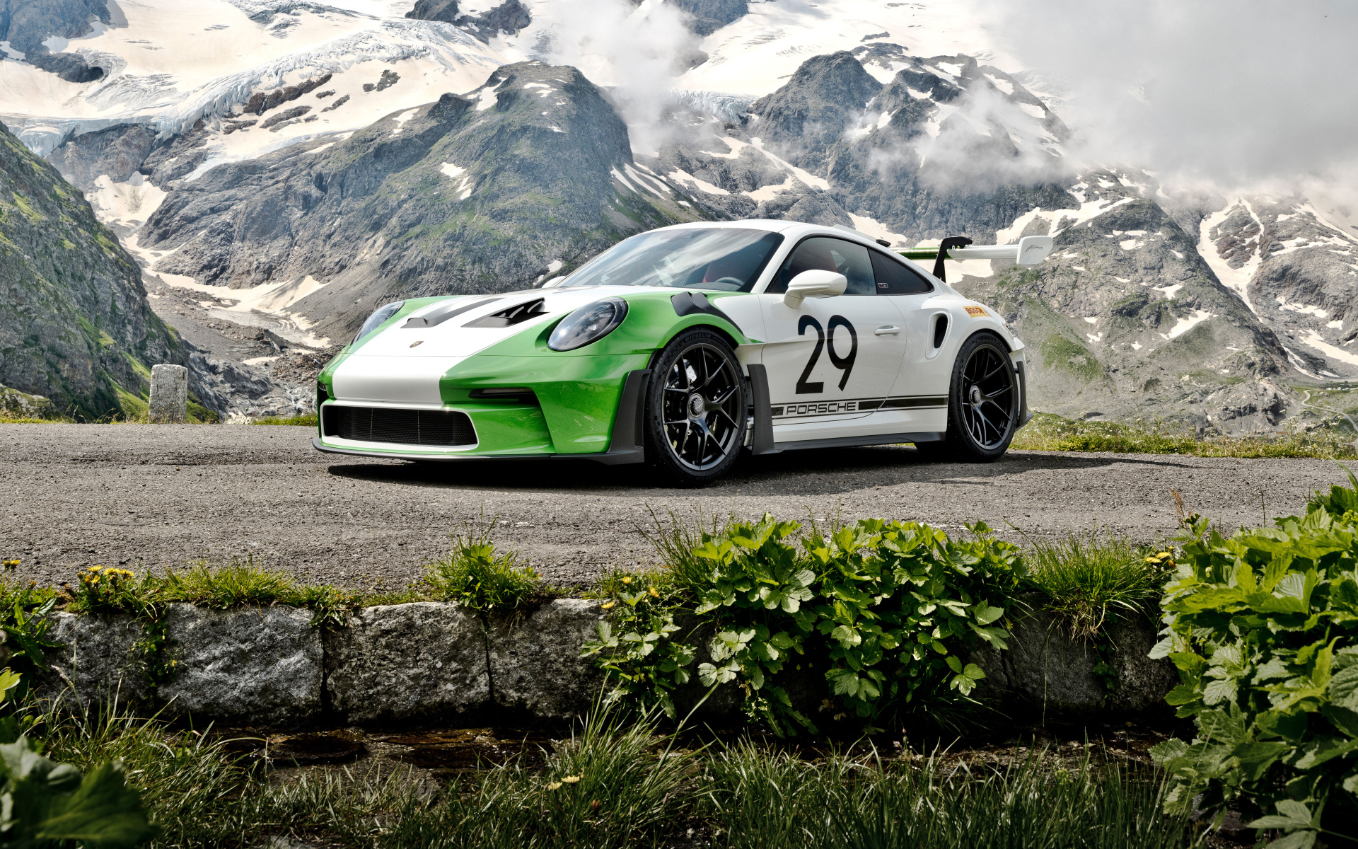 Гоночный автомобиль Porsche 911 GT3 RS на фоне гор