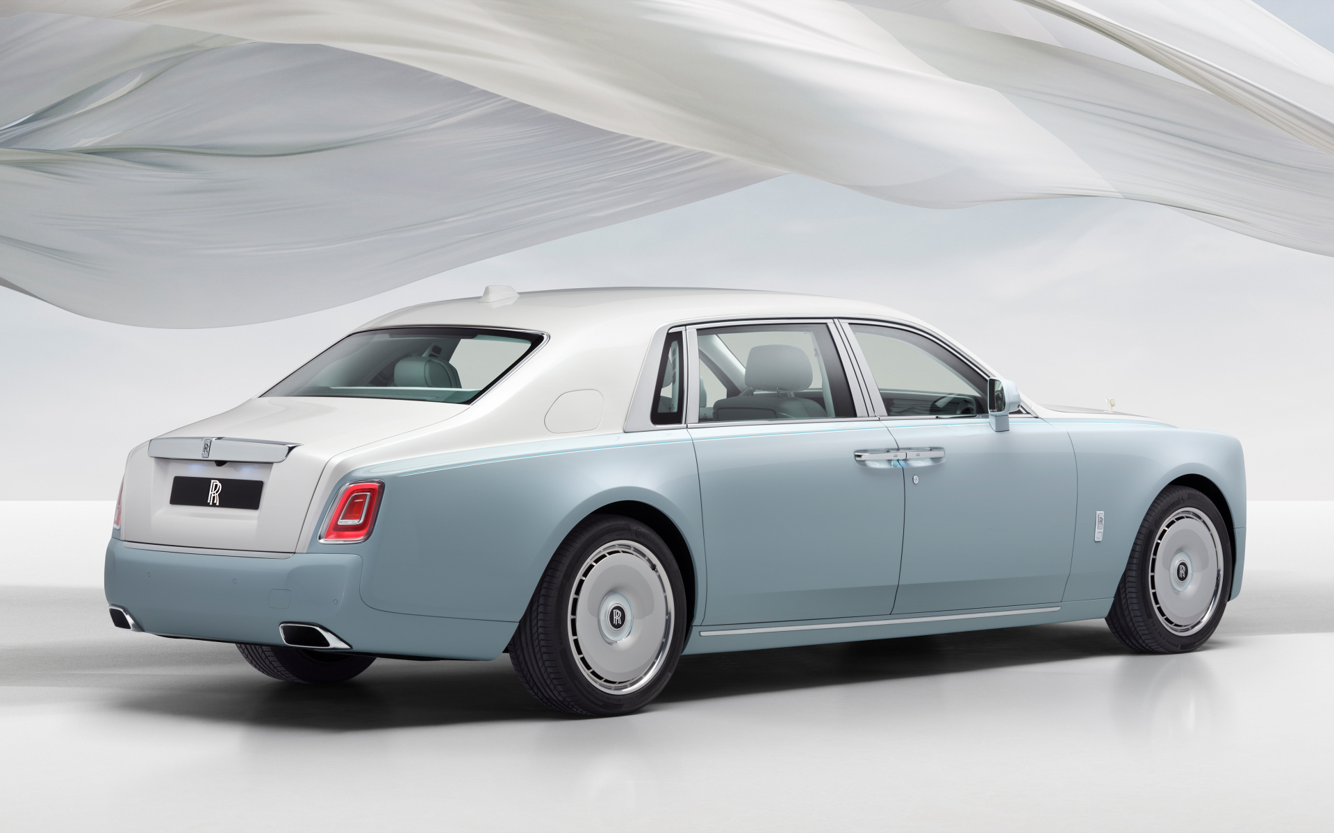Автомобиль Rolls-Royce Phantom Scintilla 2025 года вид сзади