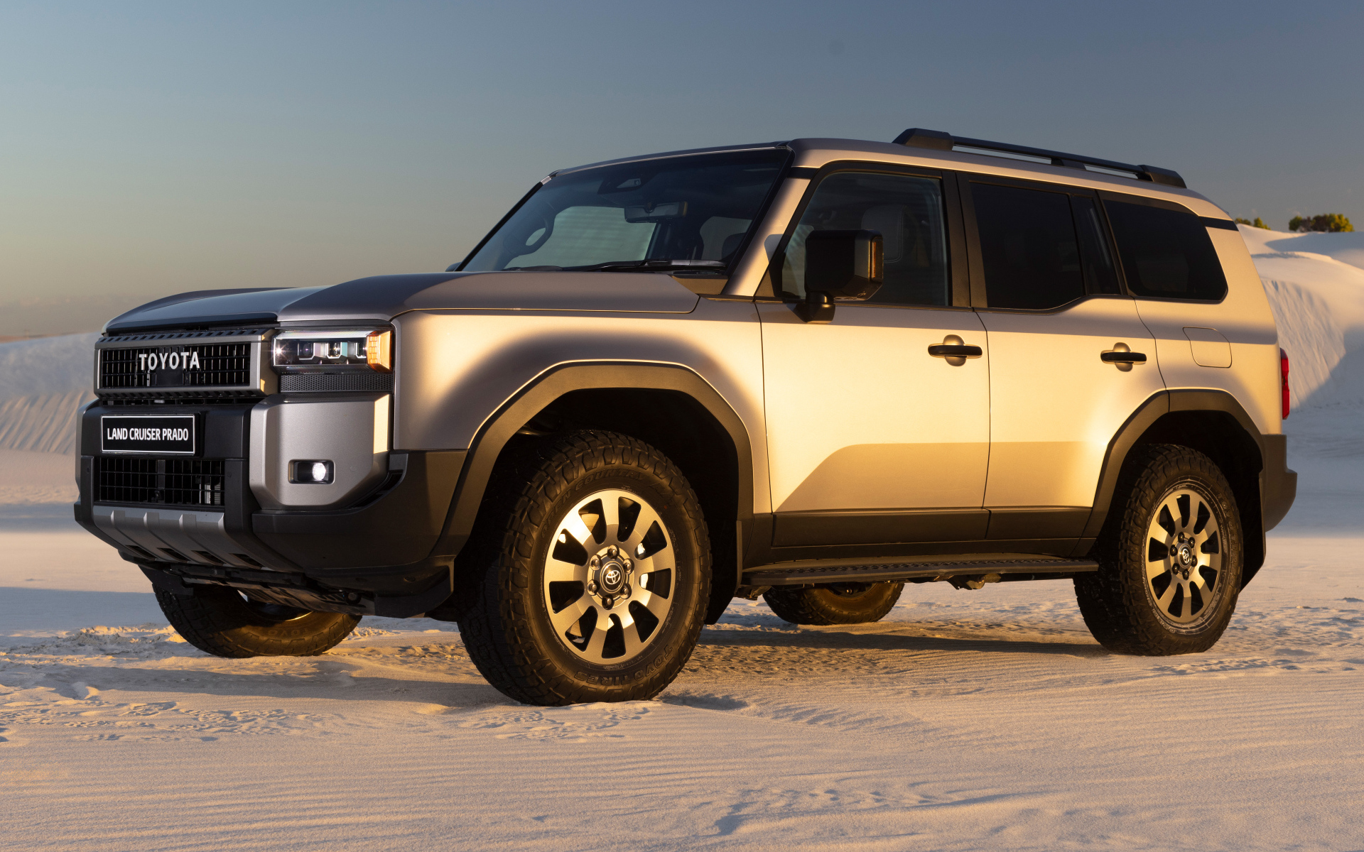 Внедорожник Toyota Land Cruiser Prado VX-R 2024 года на снегу