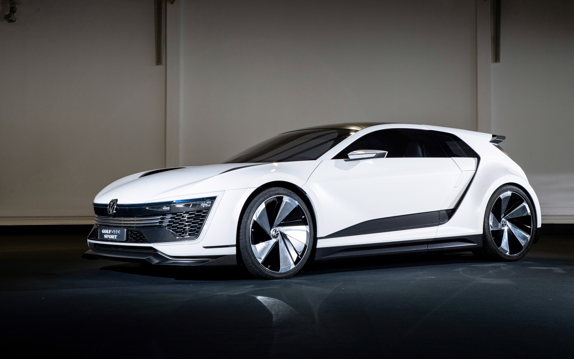 Белый Volkswagen Golf GTE