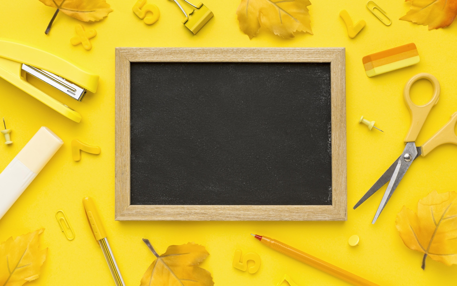 Рамка для фото  с канцелярскими предметами и листьями на желтом фоне